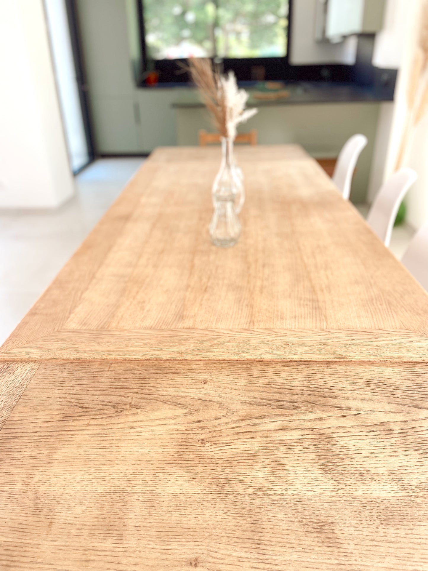 Grande Table de ferme brutalise décapée avec rallonges