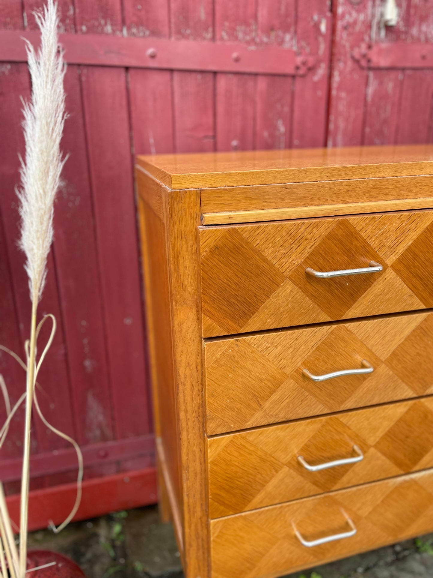 Commode vintage en bois clair à motifs géométriques