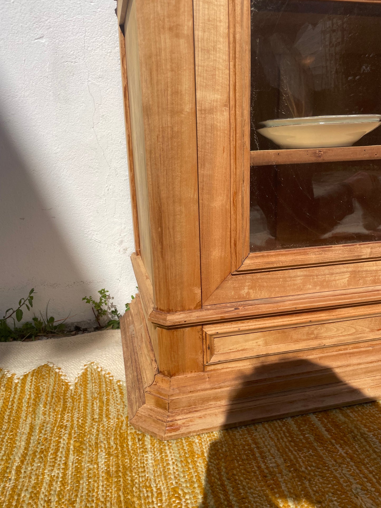 Buffet bas bohème en bois massif décapé et vitré