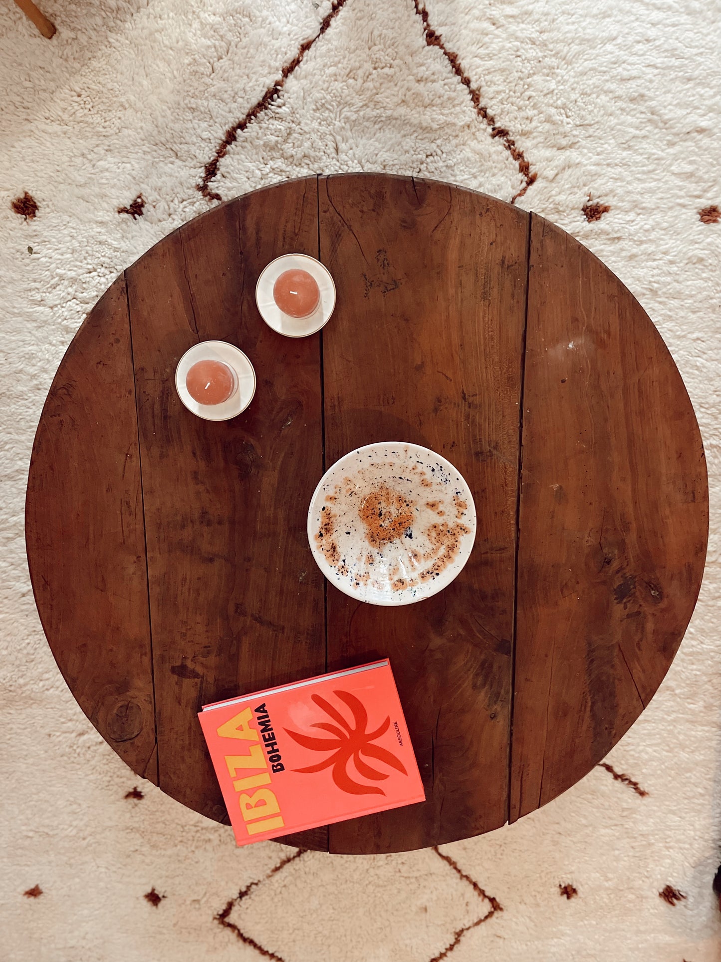 Table basse ronde en bois brut vintage