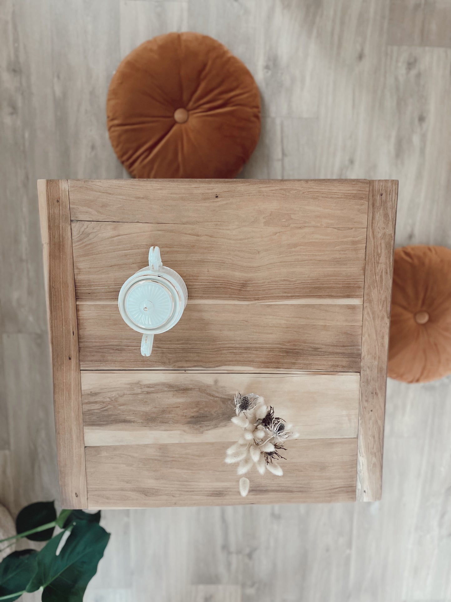 Table basse carré en bois brut vintage