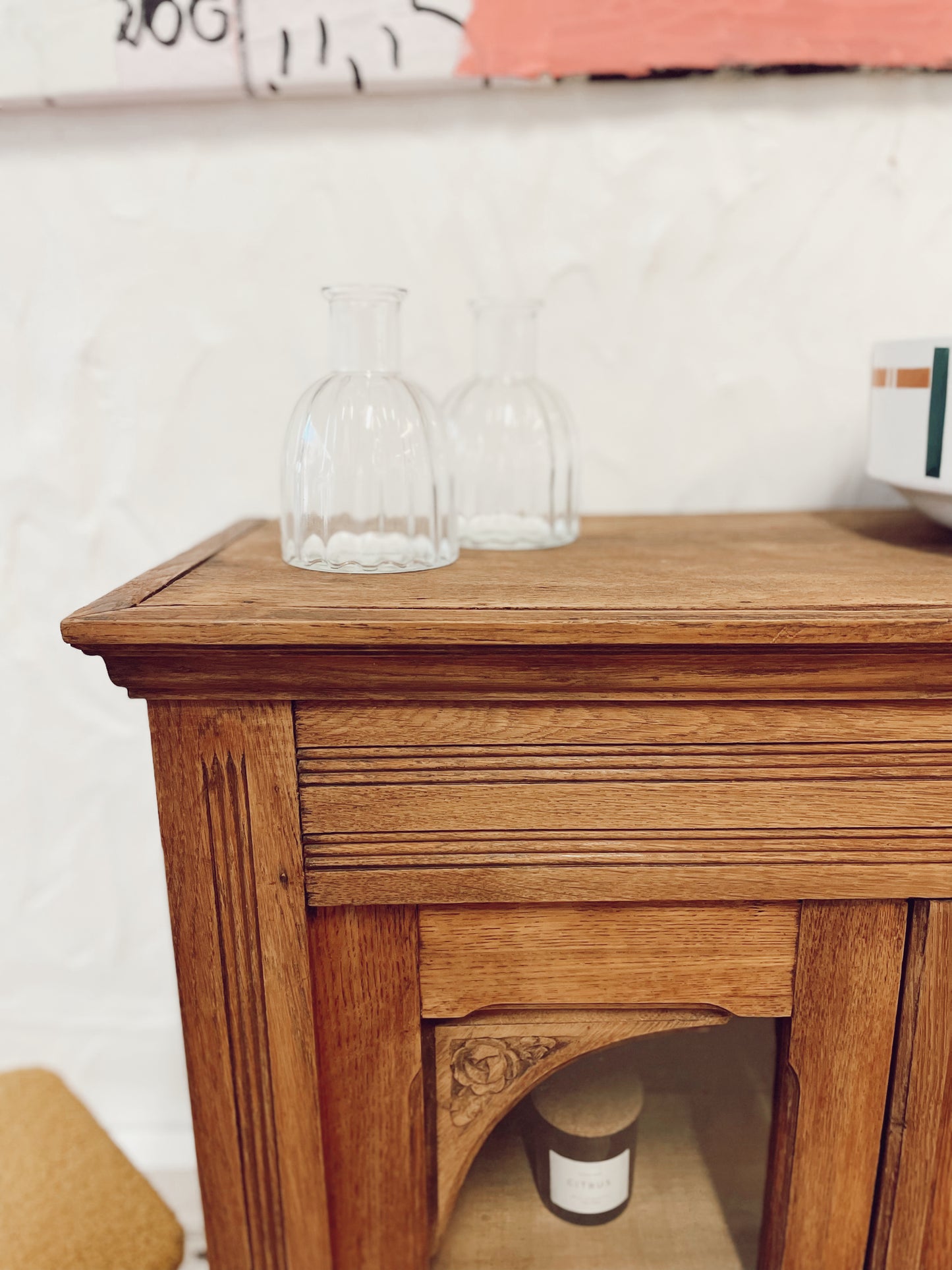 Buffet vintage en bois massif brut a motifs fleuris et 3 portes vitrées