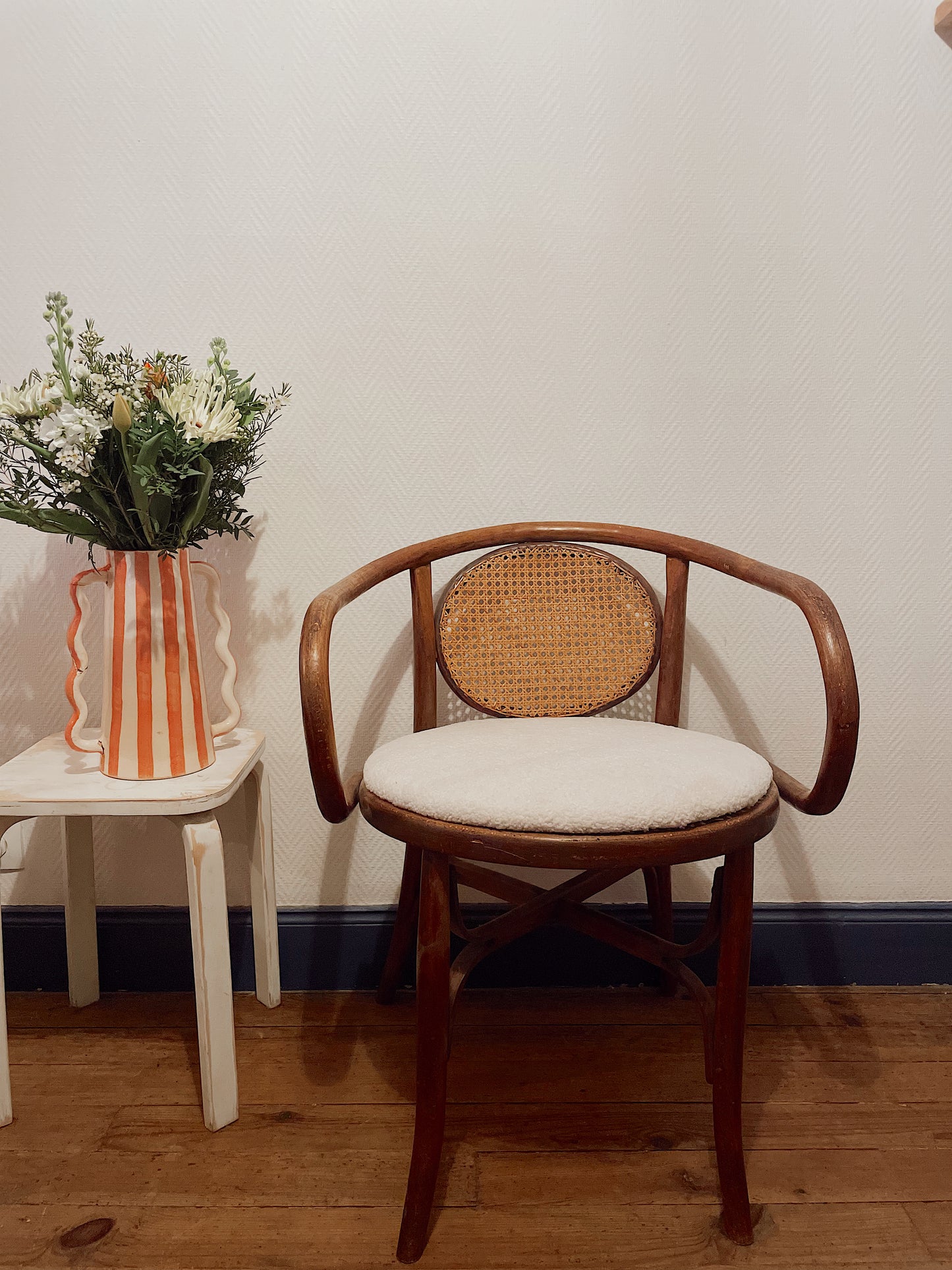 Fauteuil vintage bois courbé, cannage et bouclette