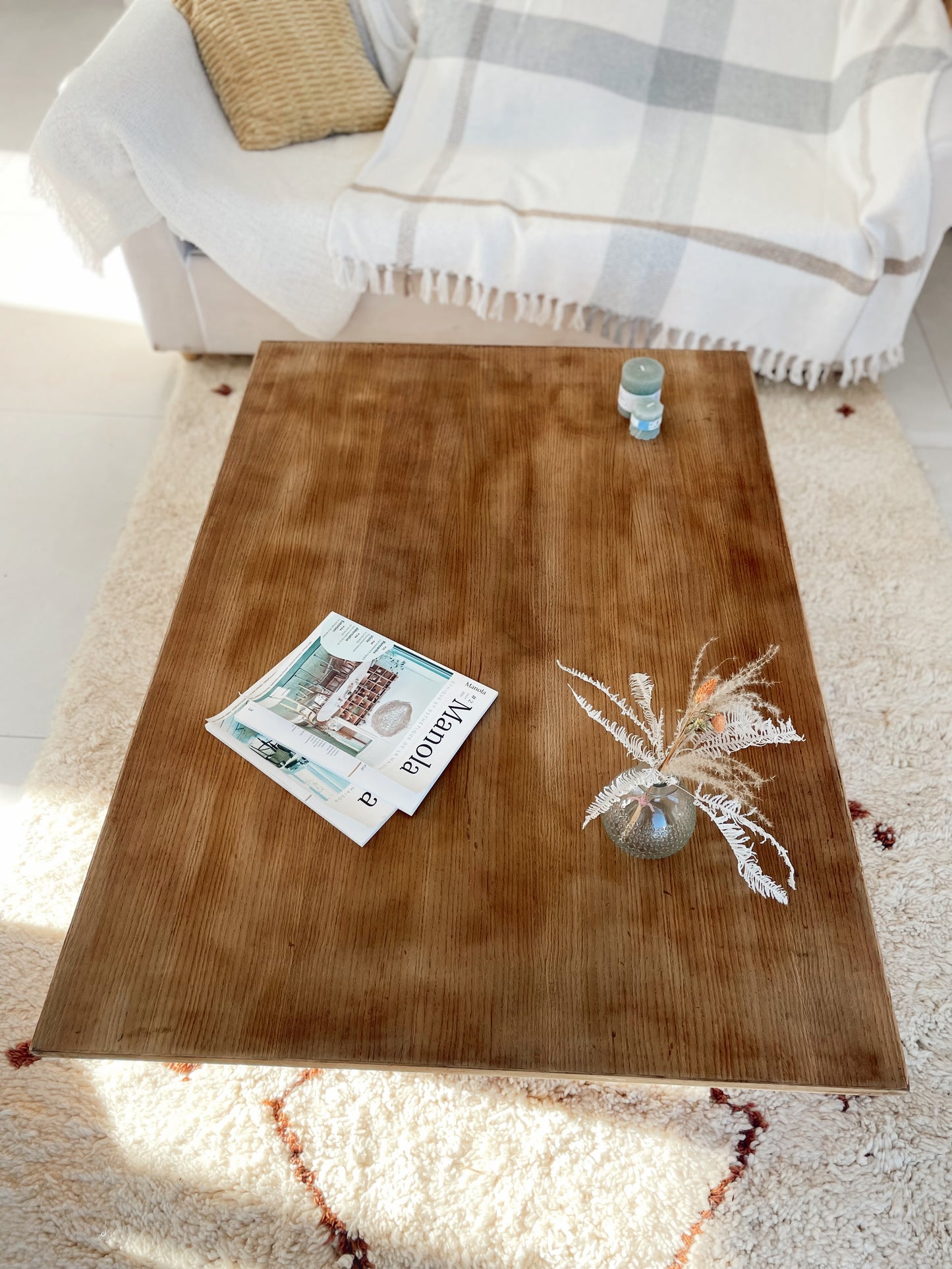 Grande table basse vintage bois brut avec pieds galbés
