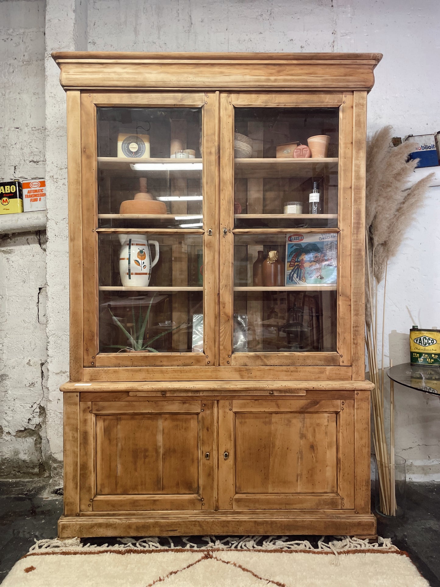 Vaisselier / vitrine ancienne en bois massif, décapée