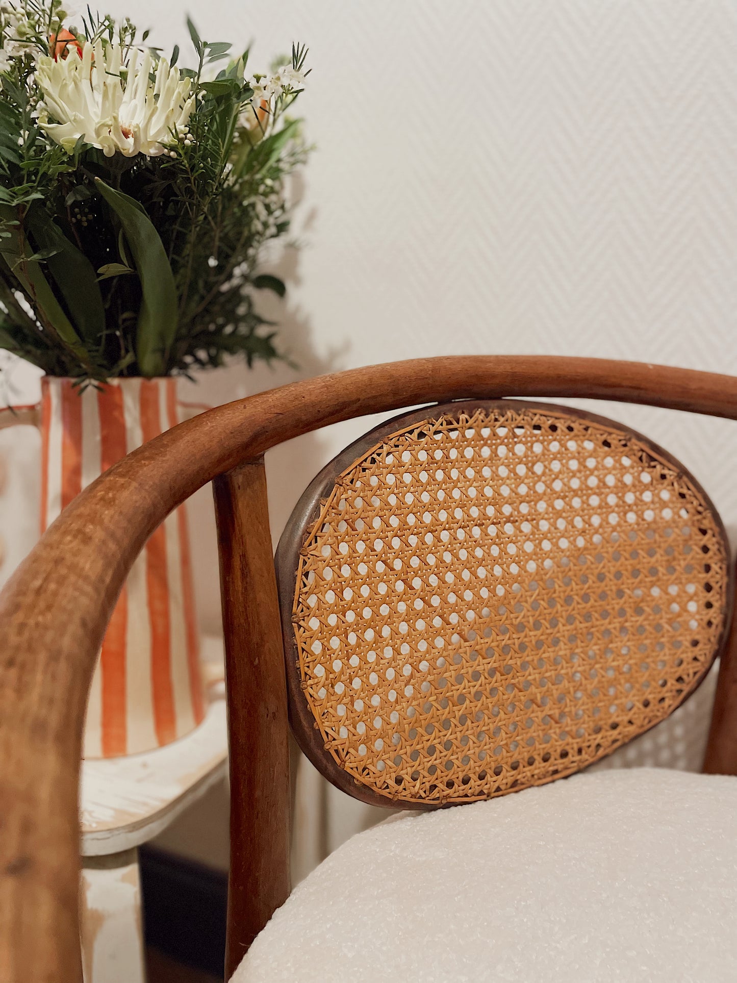 Fauteuil vintage bois courbé, cannage et bouclette