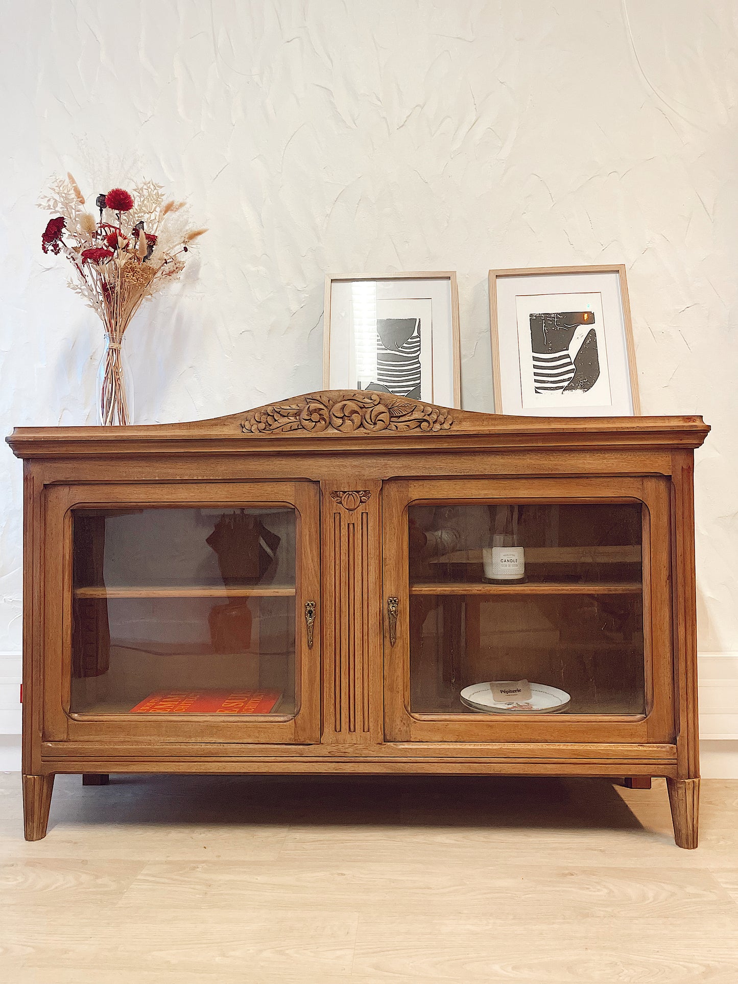 Buffet vintage en bois massif brut a motifs fleuris et 2 portes vitrées