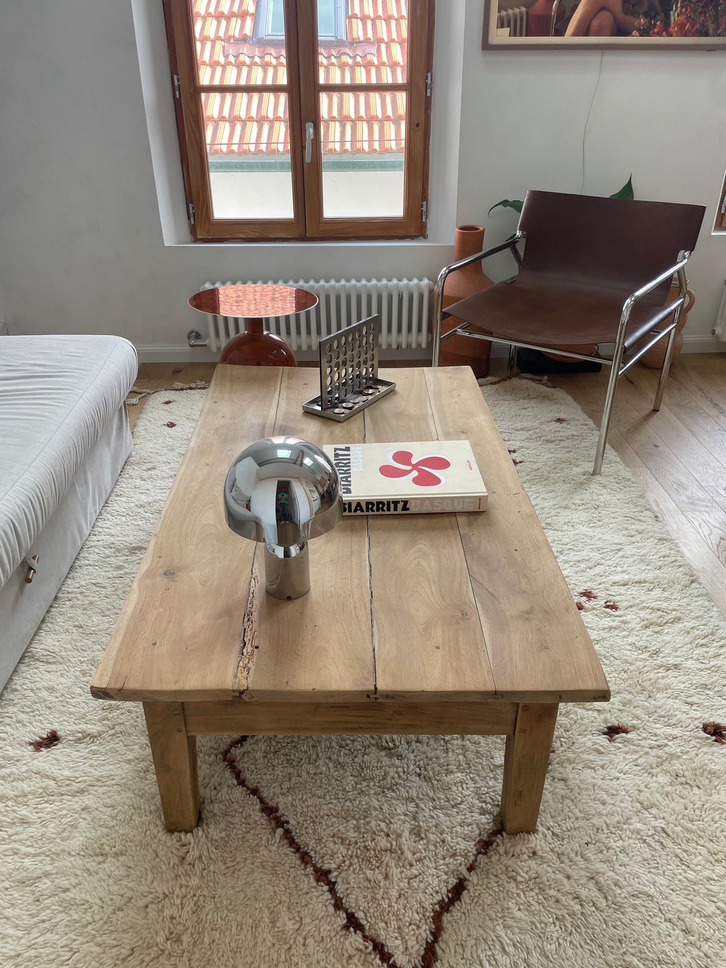 Grande table basse ancienne en bois massif avec tiroirs