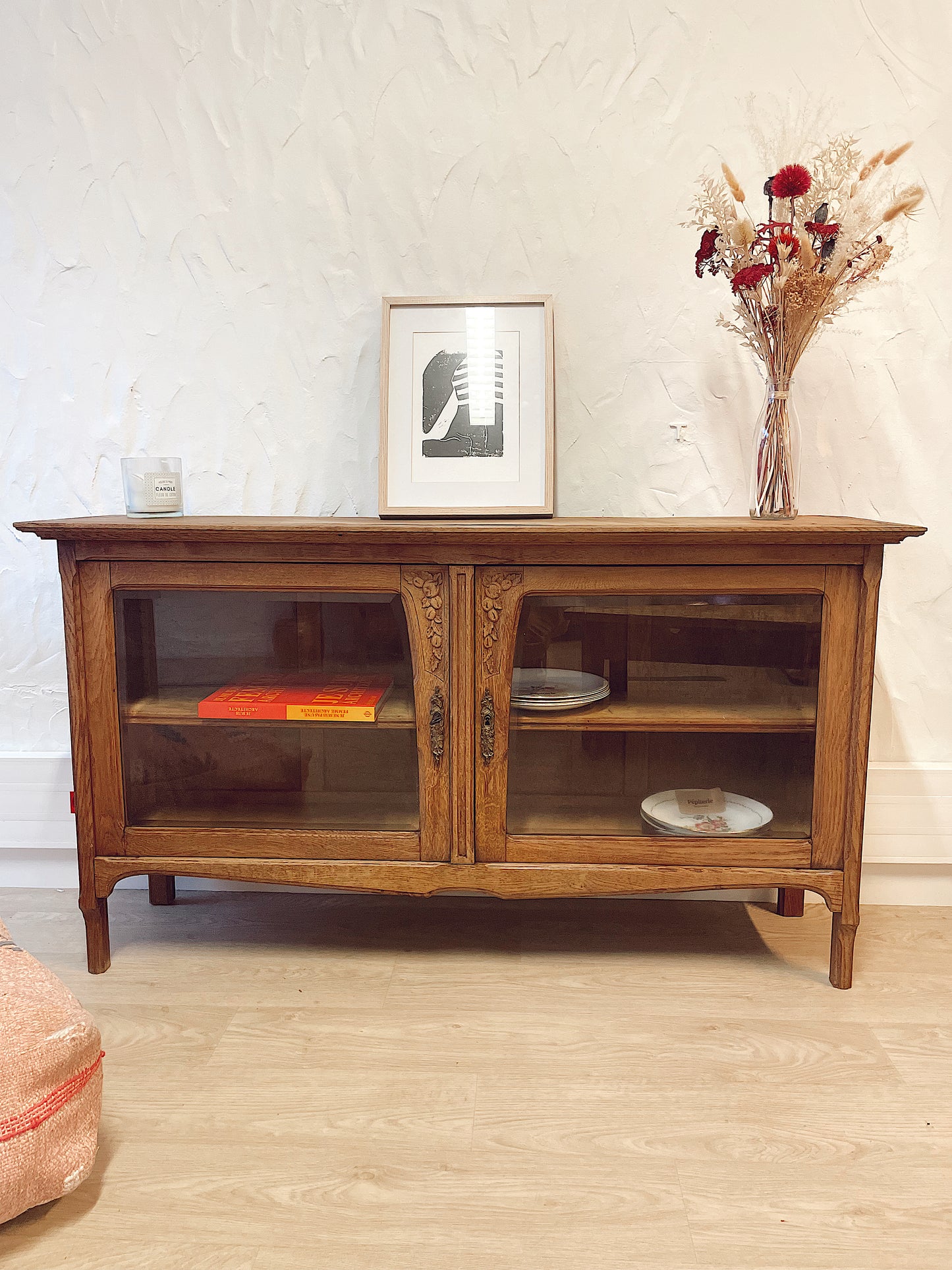 Buffet vintage en bois massif brut a motifs fleuris et 2 portes vitrées