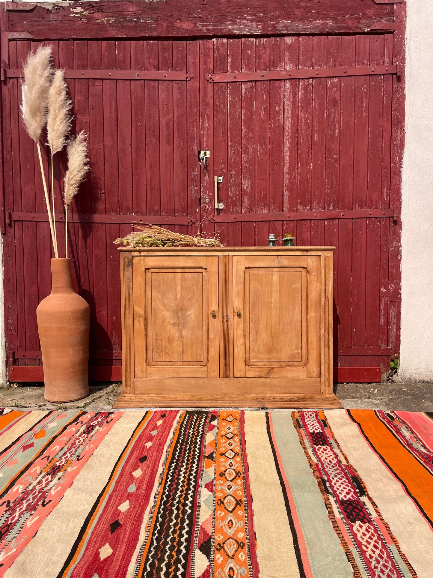 Buffet parisien en bois massif brut et décapé