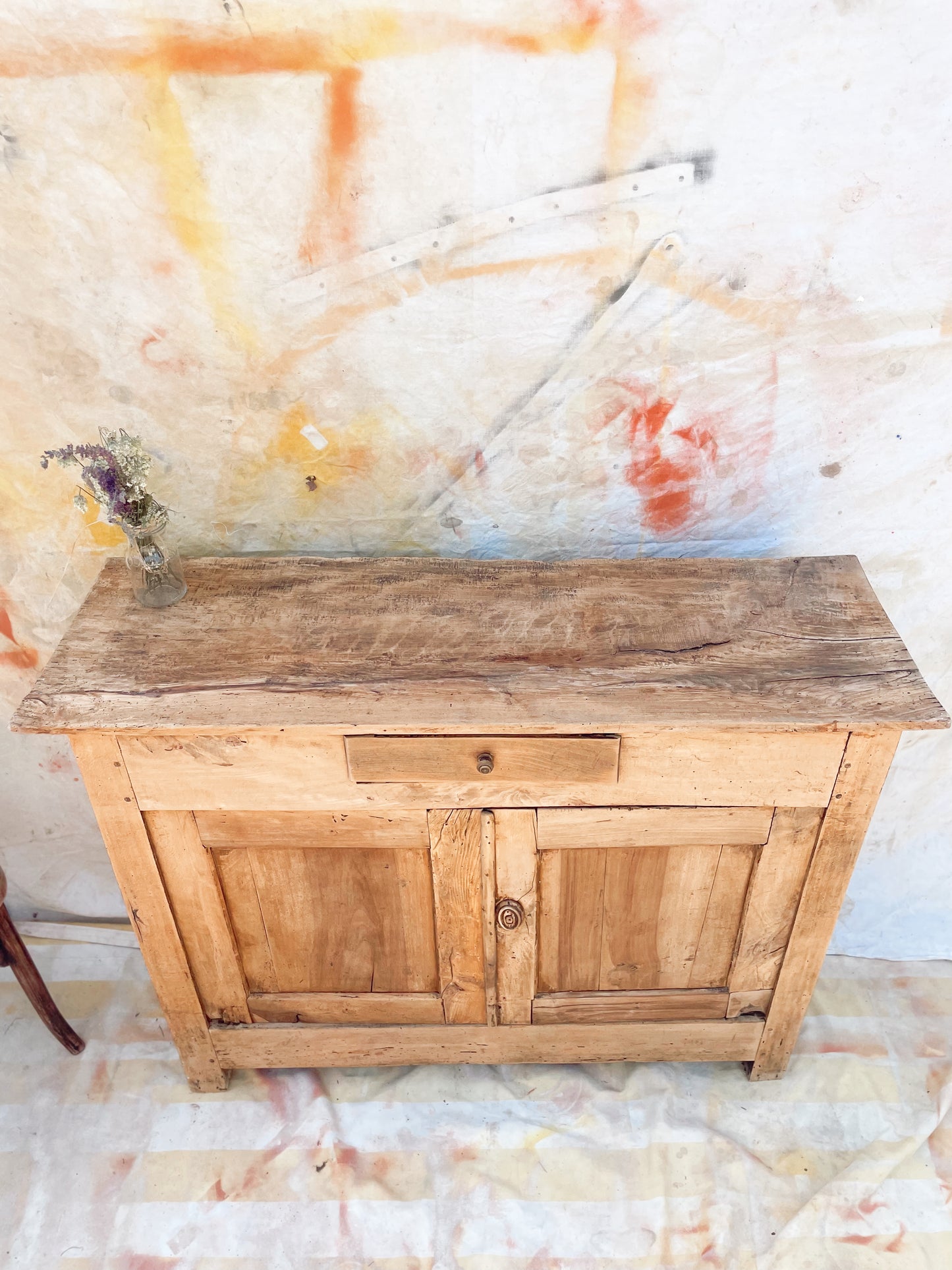 Buffet parisien en bois brut et décapé