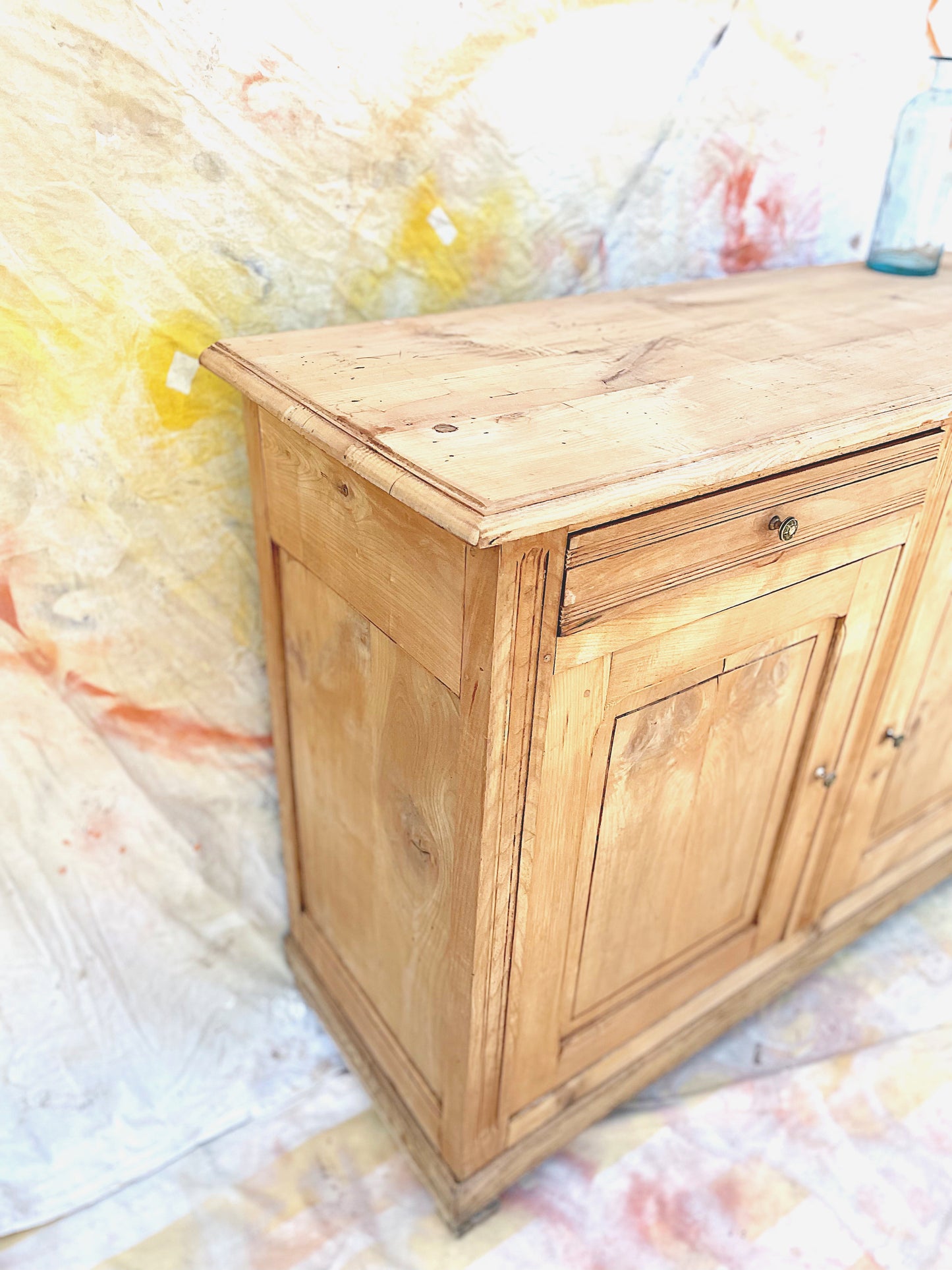 Buffet parisien boheme & vintage en bois brut decapé