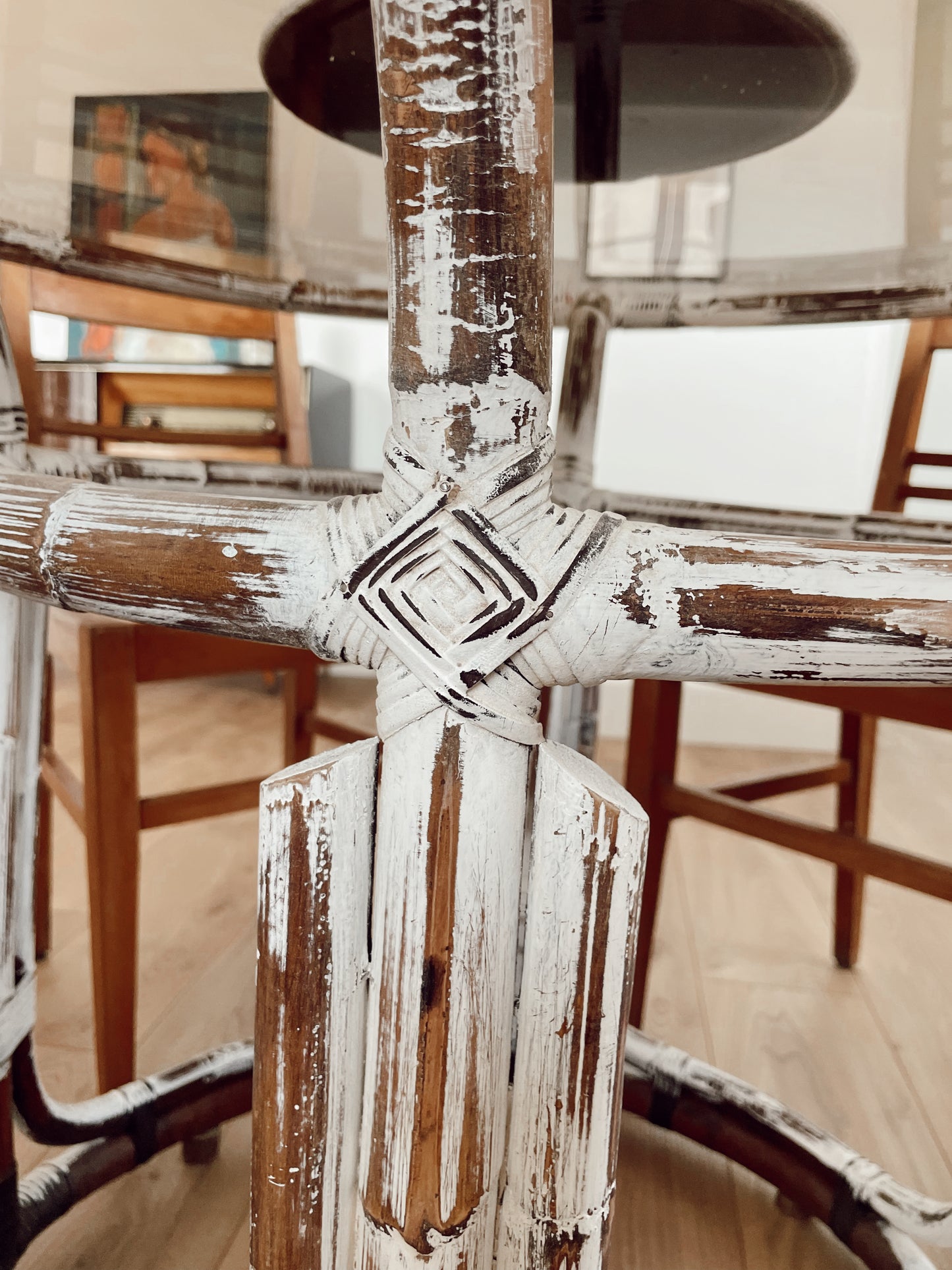 Table ronde vintage bambou et verre fumé