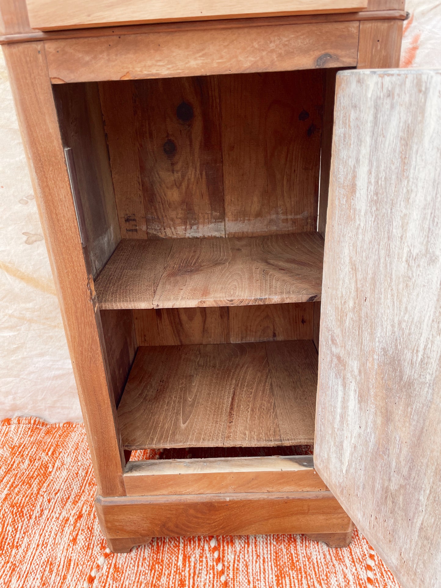 ´chevet petit meuble d’appoint vintage bois brut et marbre blanc