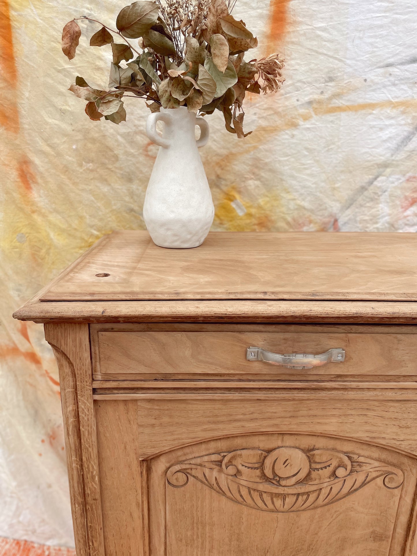 Buffet vintage boheme en bois avec decor sculpté décapé