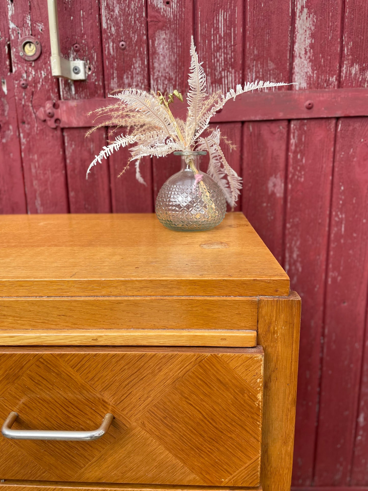 Commode vintage en bois clair à motifs géométriques