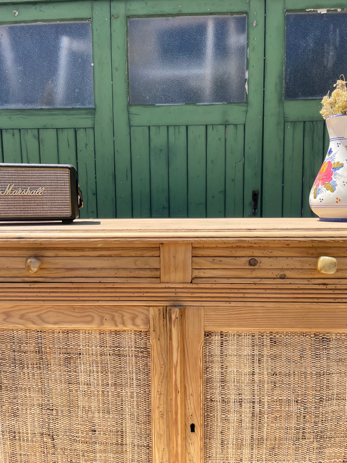 Buffet parisien vintage en bois massif & portes en raphia tressé