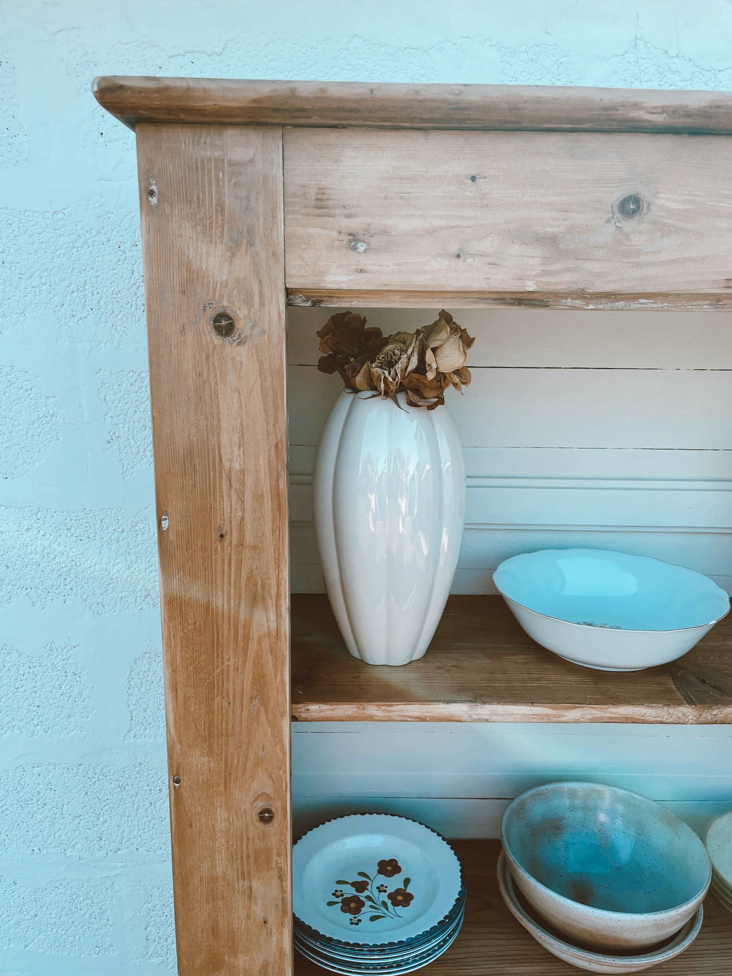 Armoire / vaisselier / bibliothèque vintage en bois brut