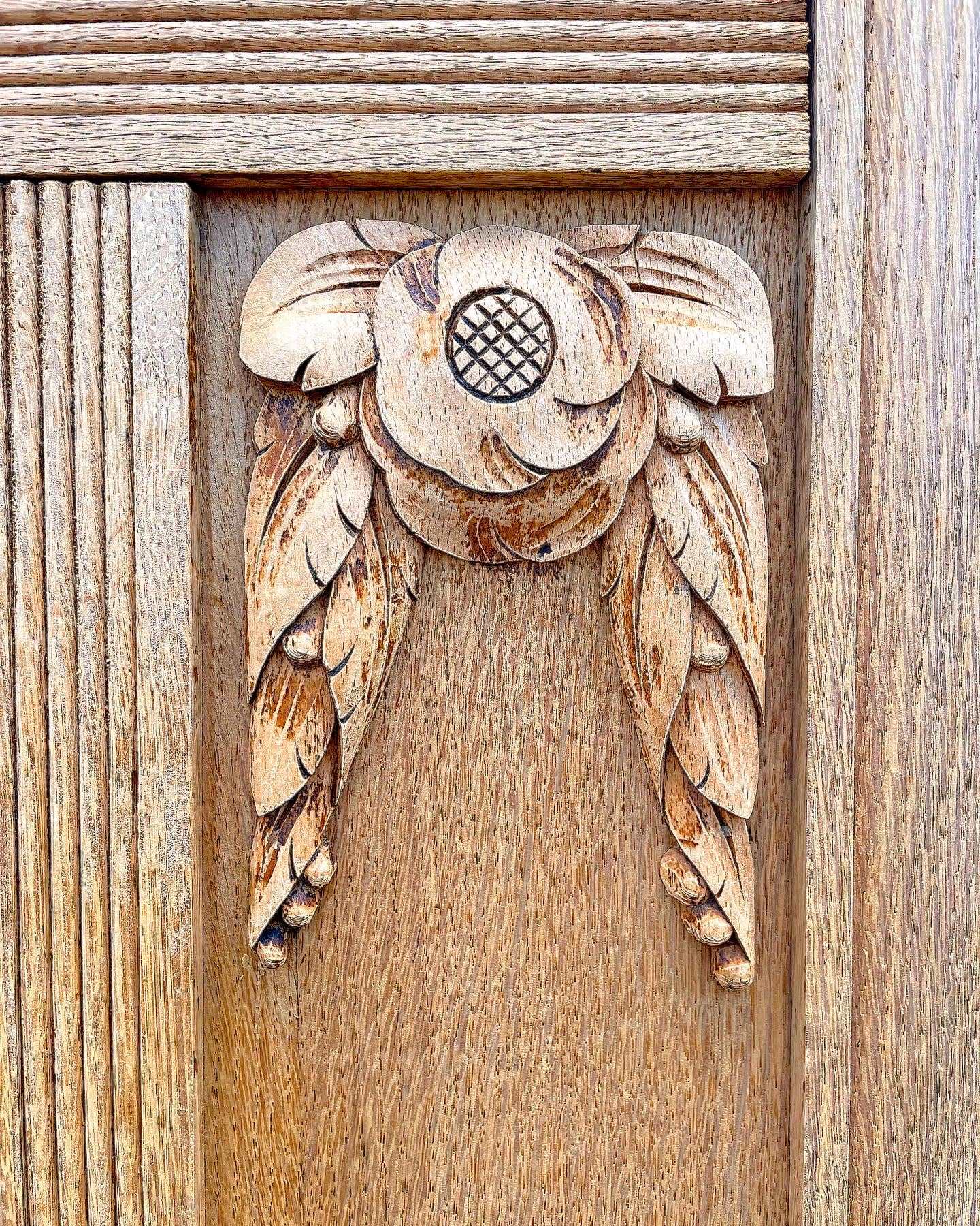 Armoire vintage art déco en bois brut et miroir