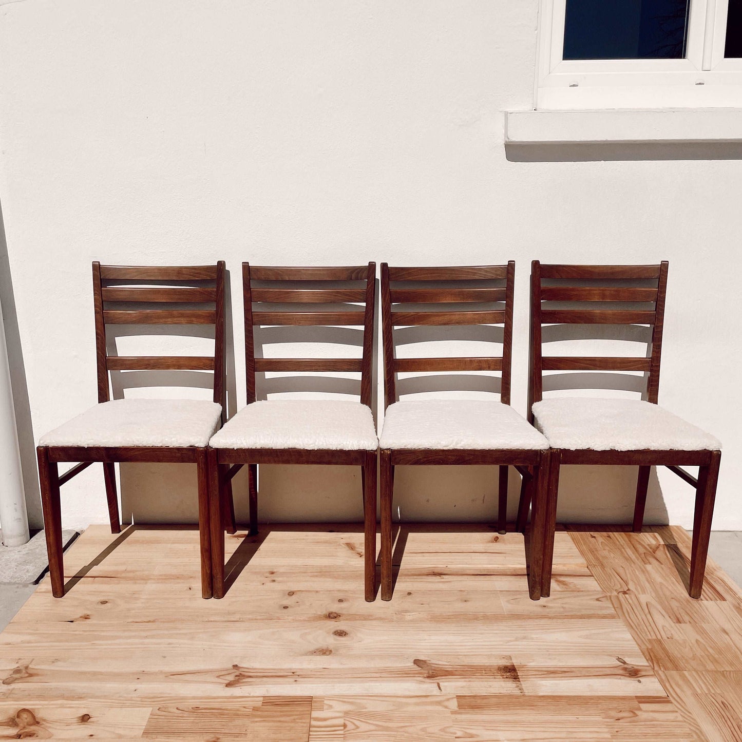 Chaise vintage bois et tissu bouclette esprit scandinave