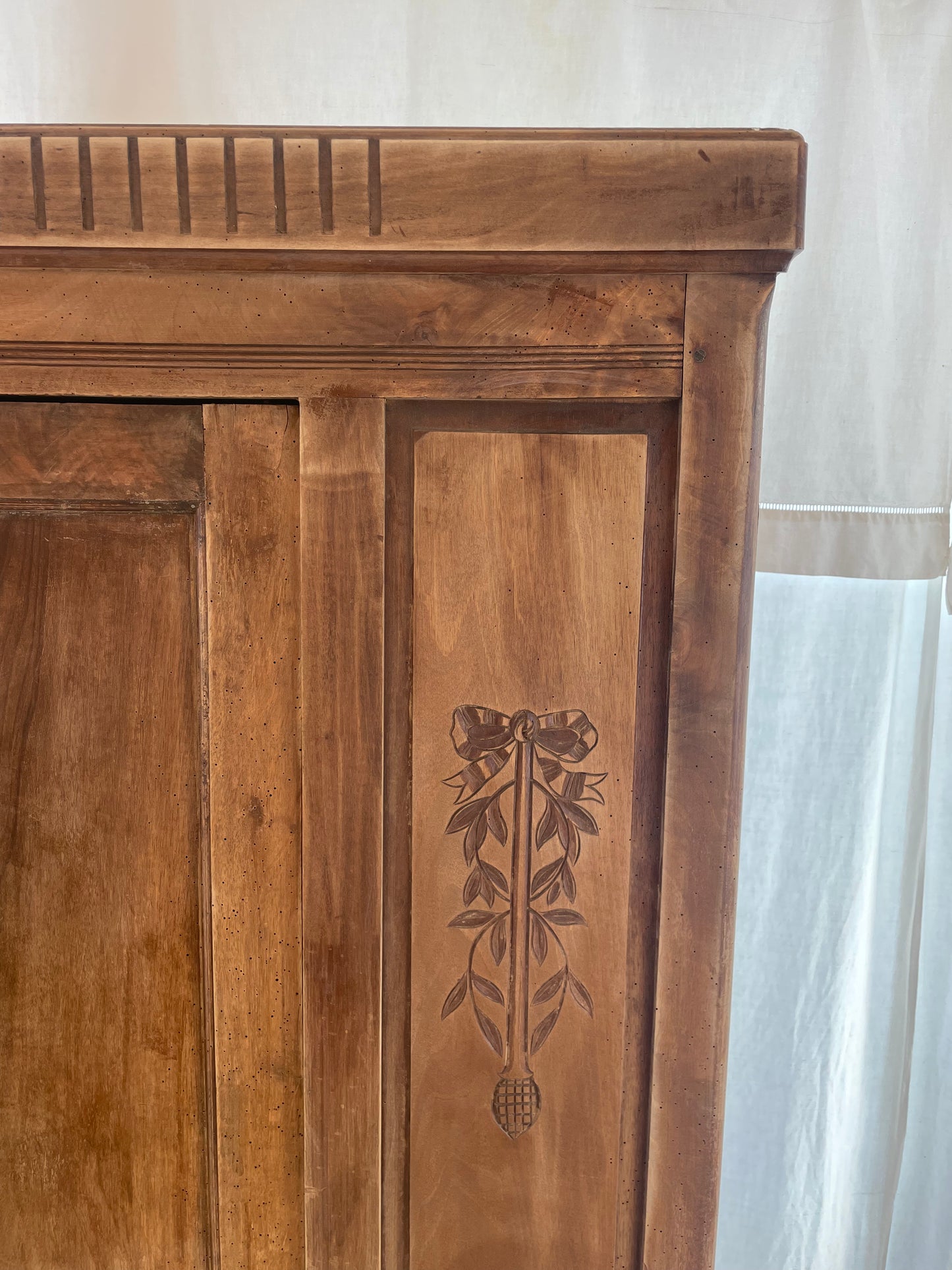 Armoire vintage art déco parisienne en bois