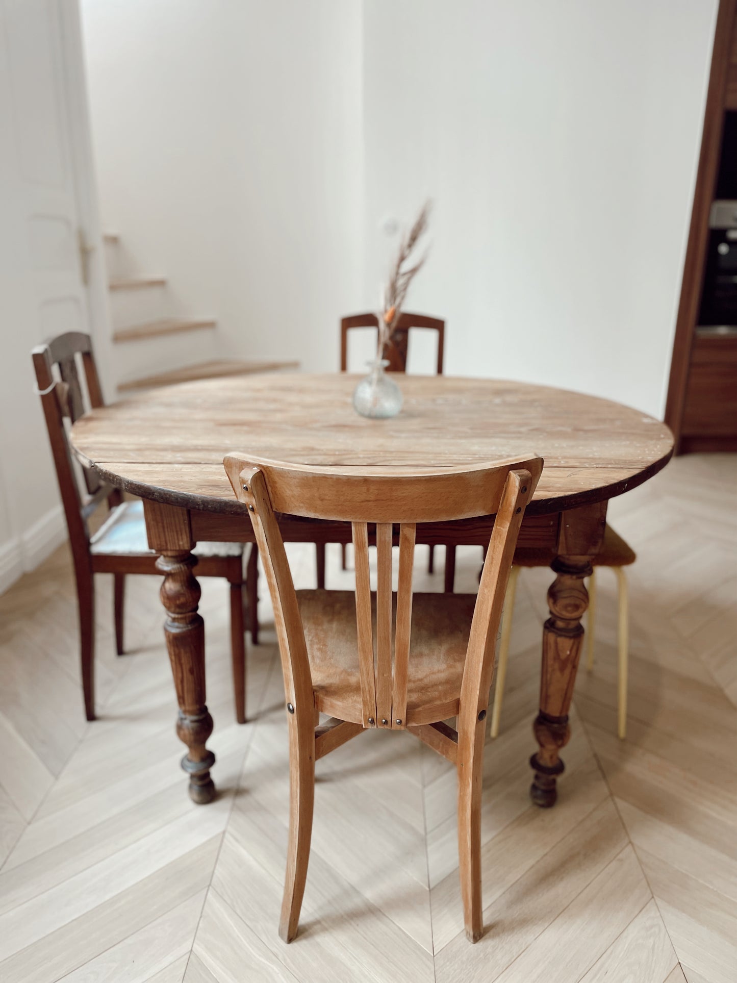 Table ronde en bois vintage blanchi et patiné