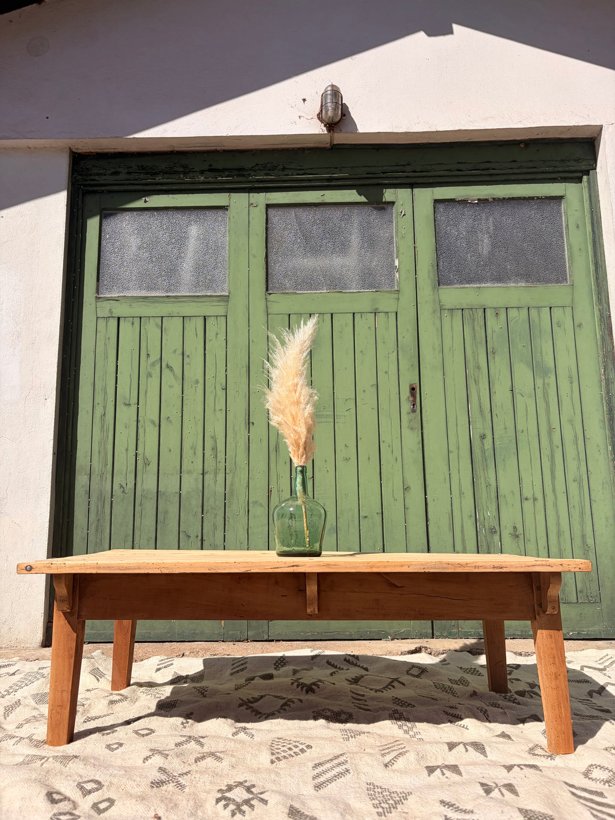 Grande table basse de ferme ancienne en bois décapé – 129 cm