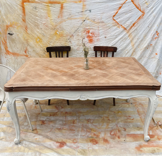 Grande table de salle à manger style Louis XV – plateau marqueterie en bois décapé
