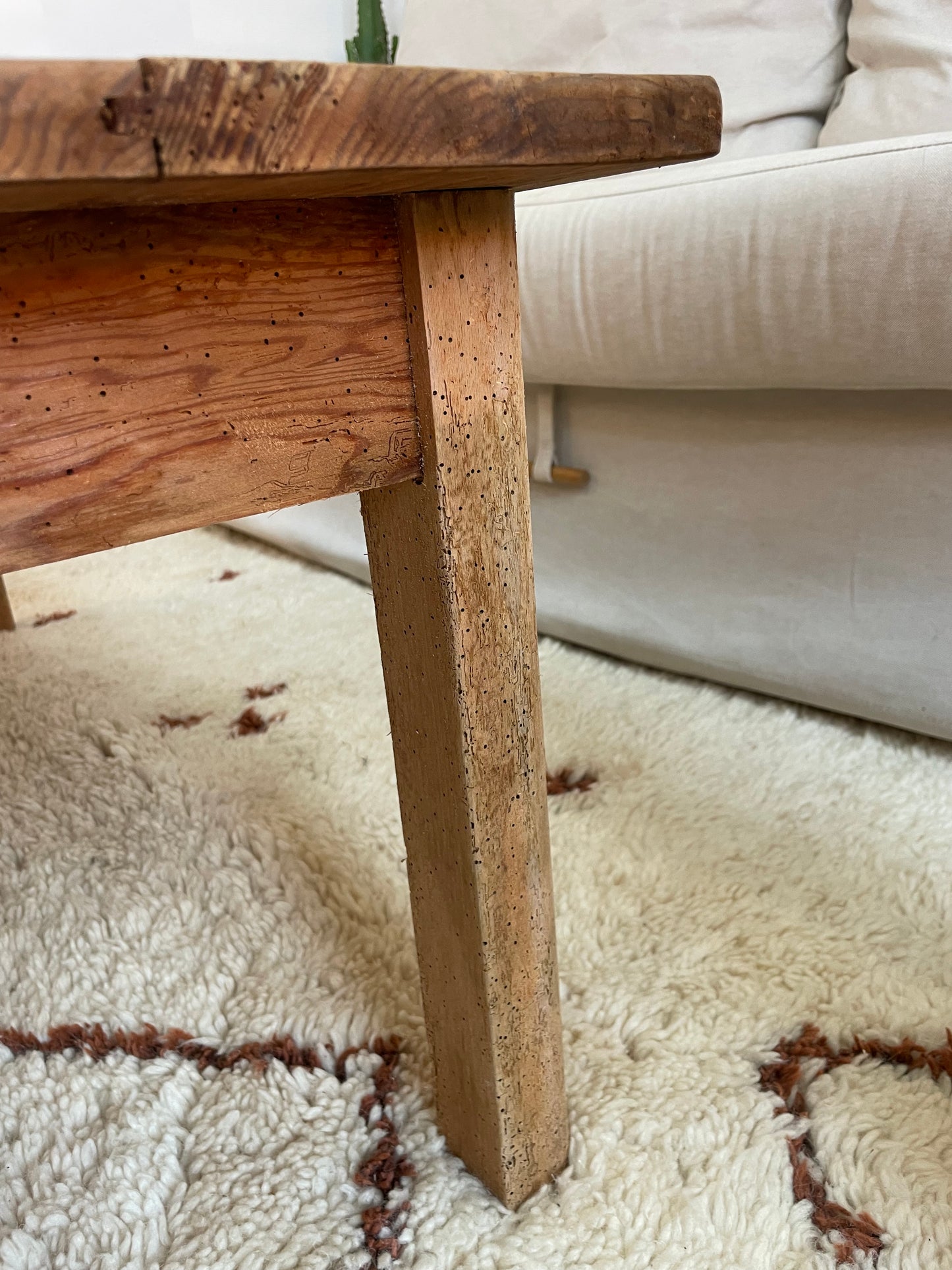 Table basse ancienne en bois massif — meuble vintage rustique avec tiroir