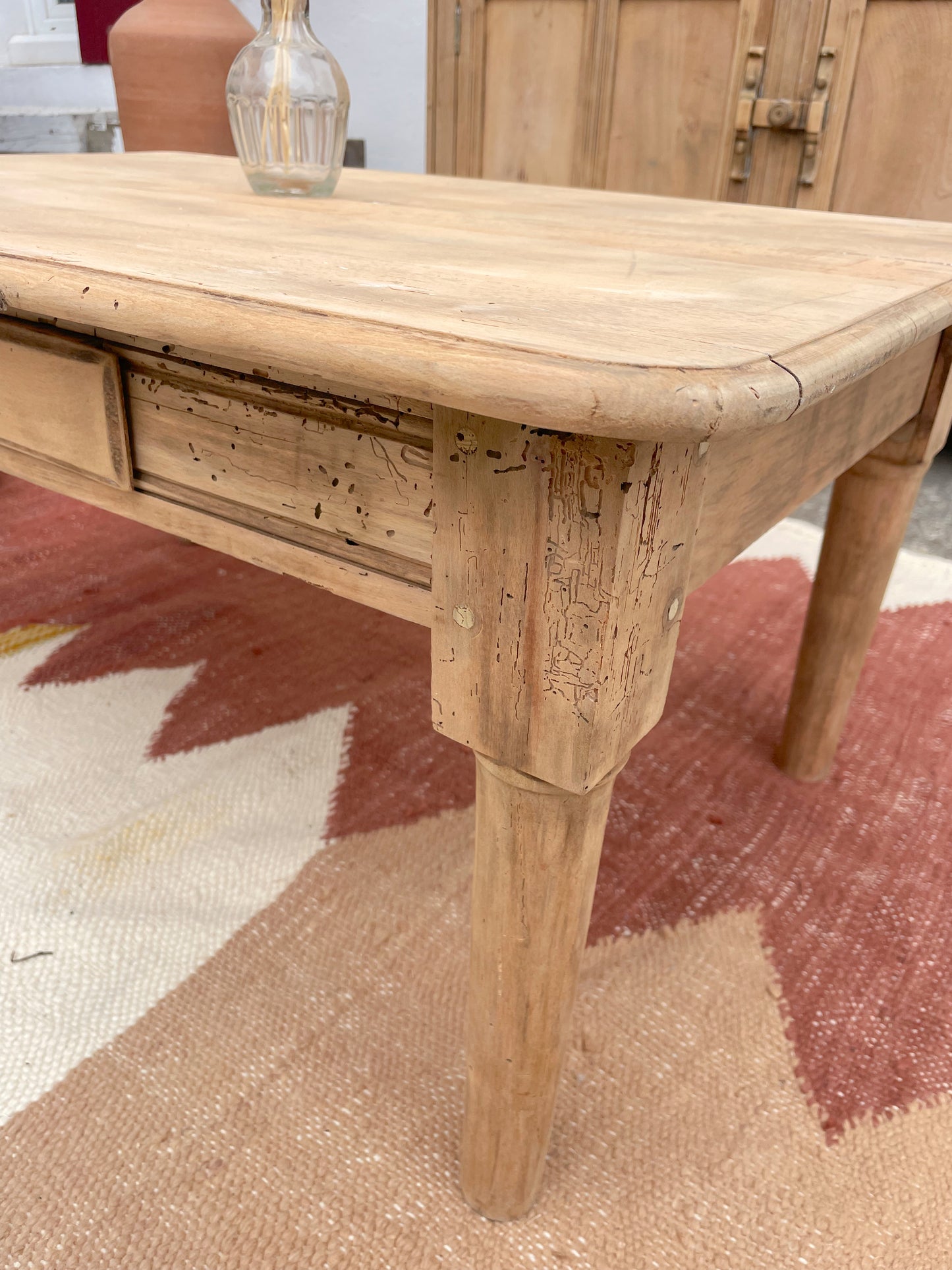 Table basse ancienne en bois massif vintage – patine naturelle