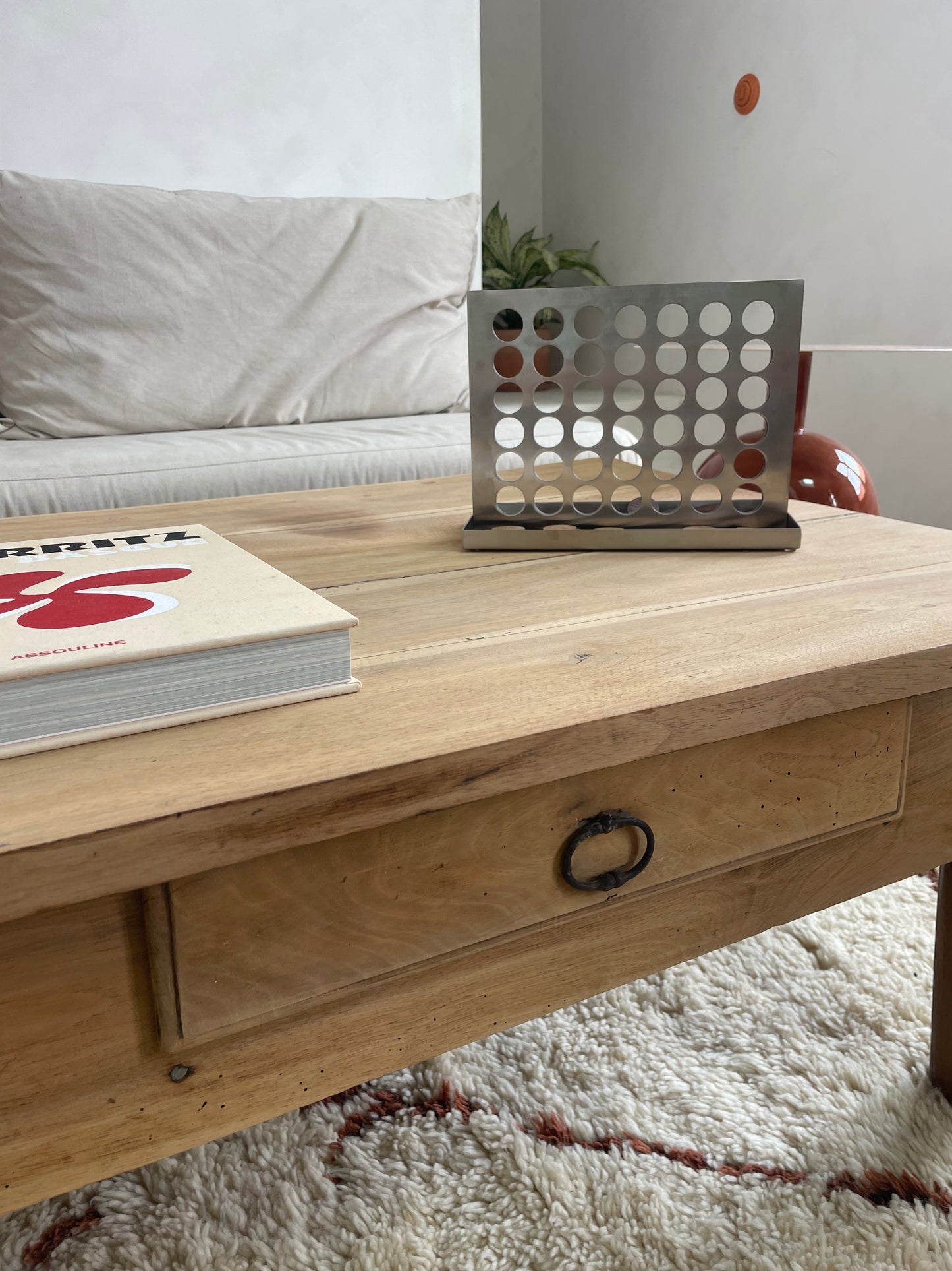 Grande table basse ancienne en bois massif avec tiroirs