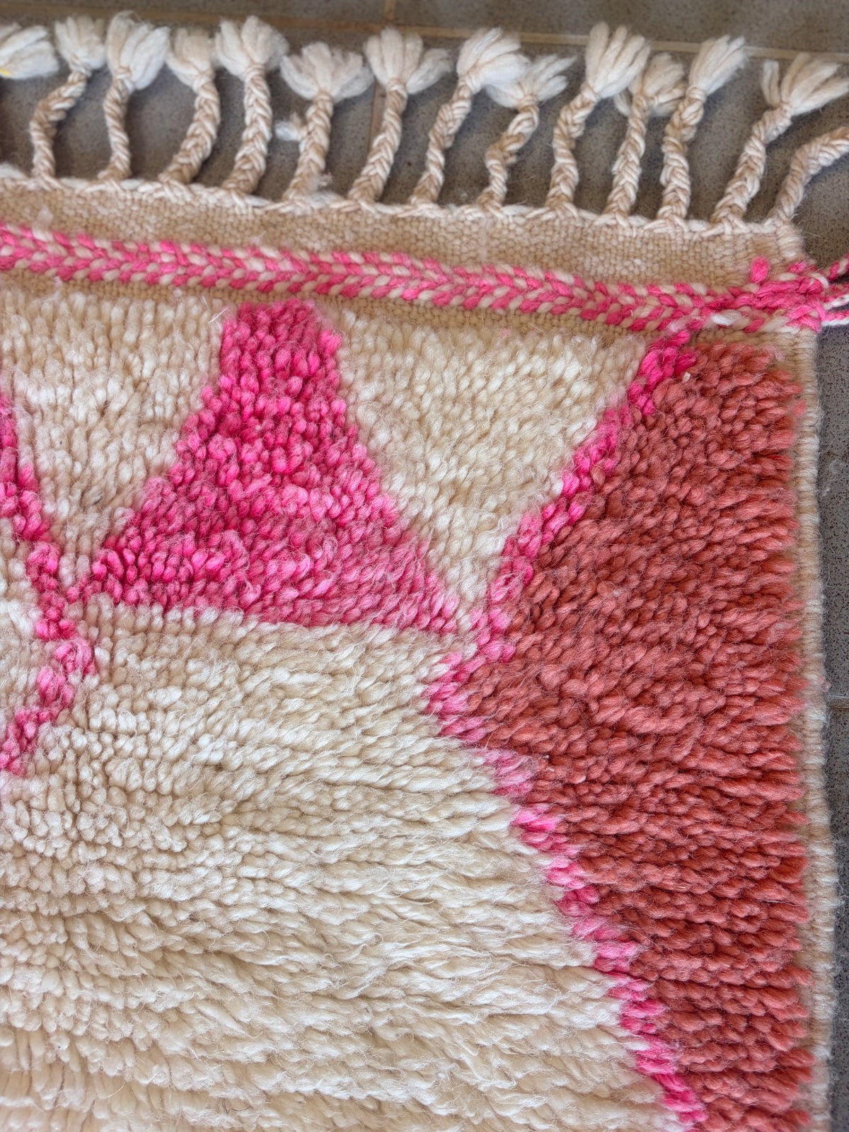 Petit tapis berbère Azilal en laine – Blanc & rose fuchsia – 160 × 100 cm