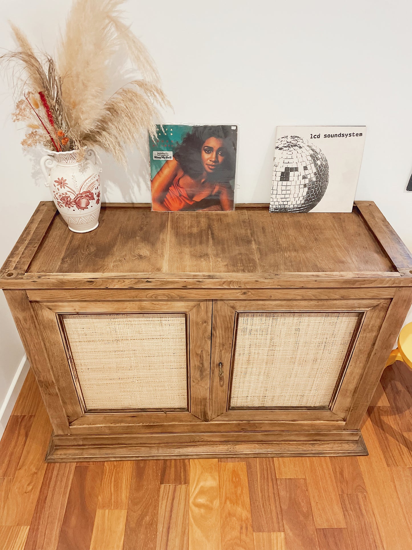 Buffet rustique vintage bois brut avec raphia tréssé