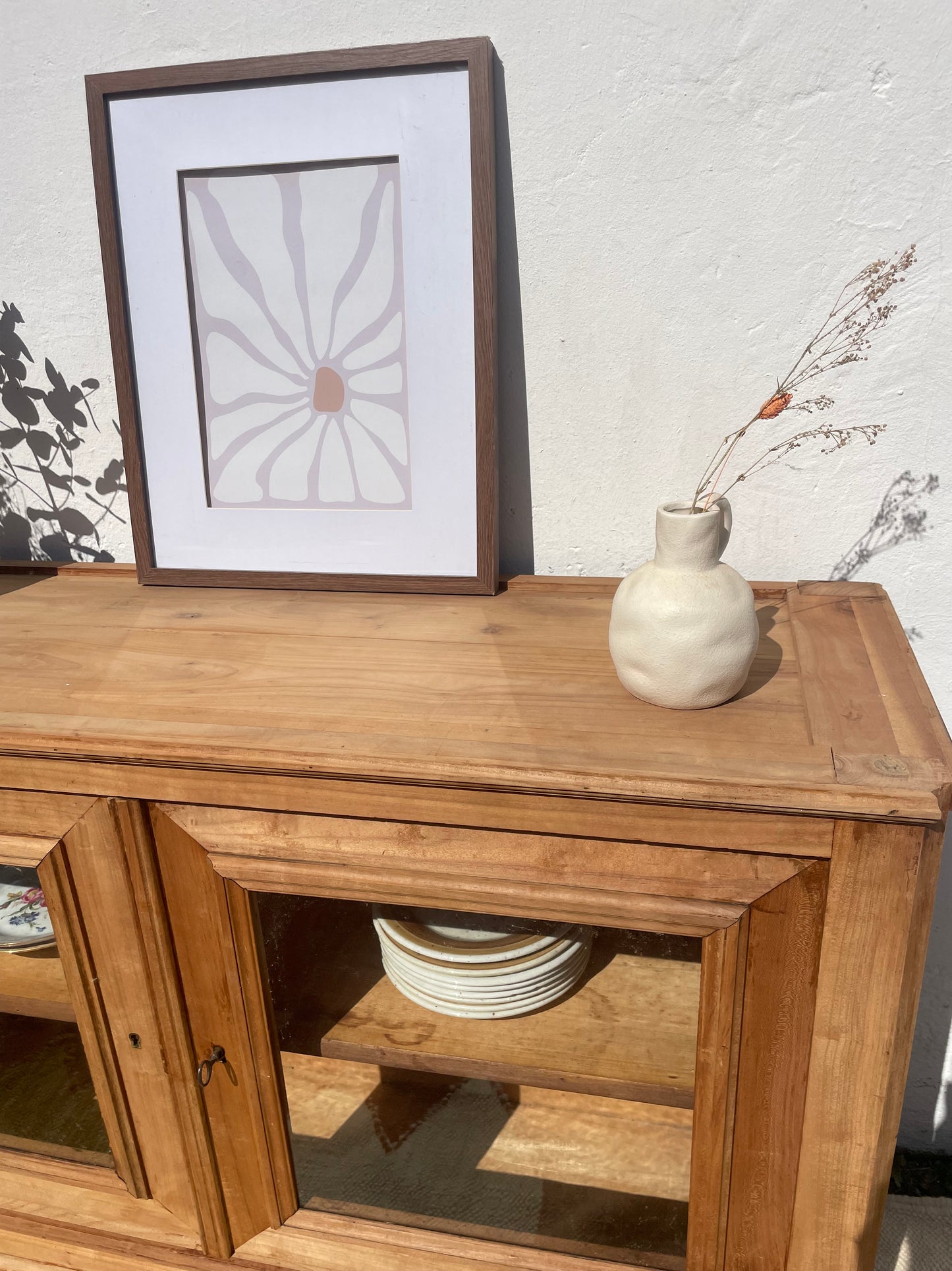 Buffet bas bohème en  bois massif décapé et vitré