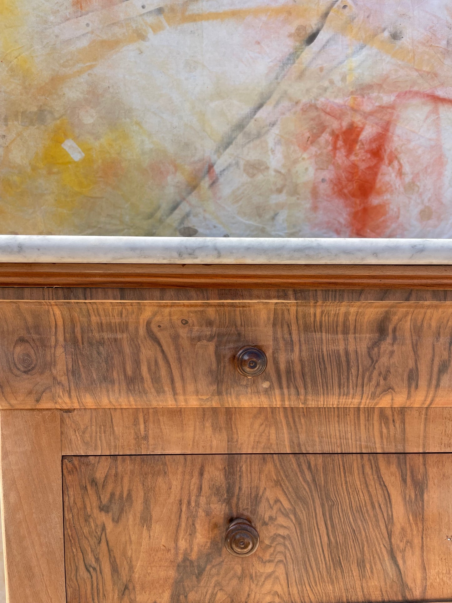 Commode ancienne en noyer clair et plateau marbre – esprit bohème vintage