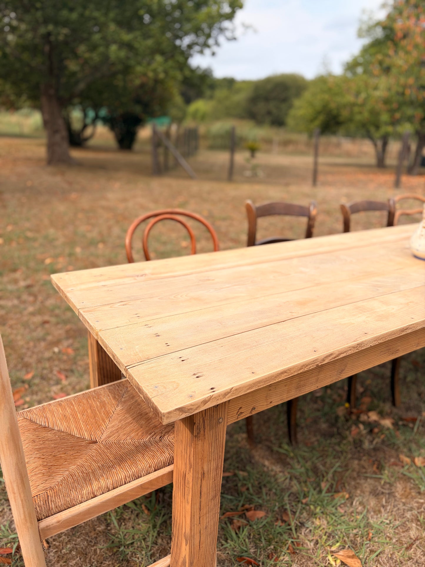 Grande table de ferme ancienne en bois massif 250 cm | Table de restaurant vintage – Pépiterie