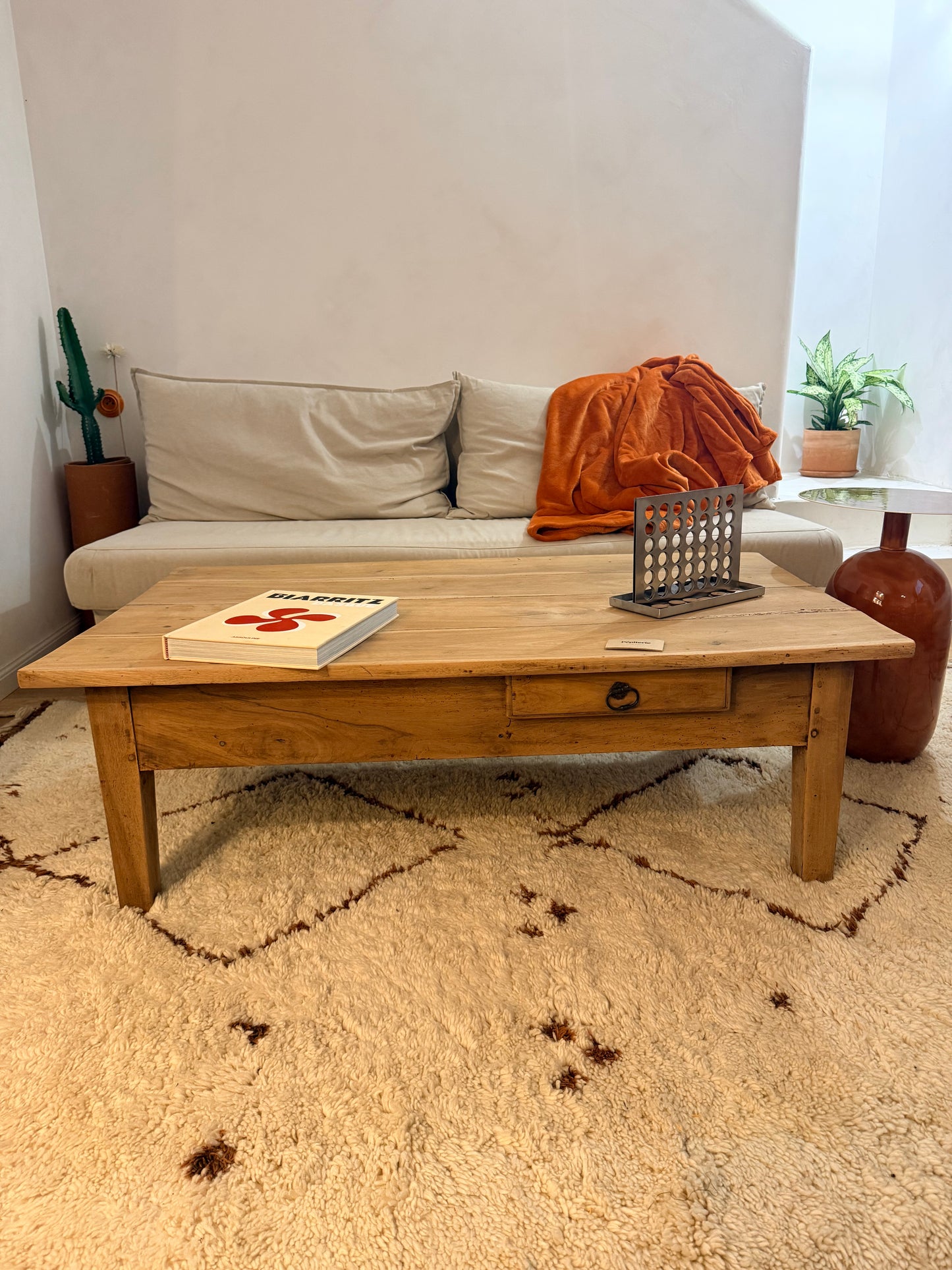 Grande table basse ancienne en bois massif avec tiroirs