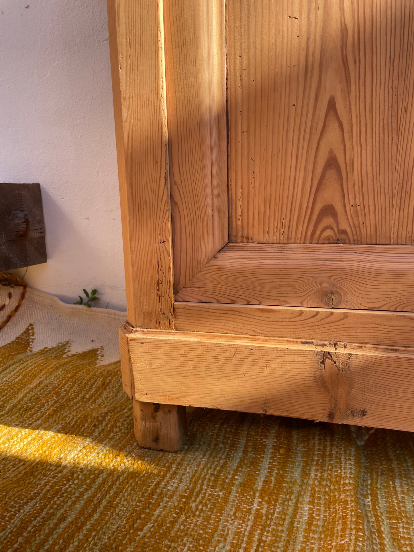 Buffet parisien ancien en bois massif – patine naturelle