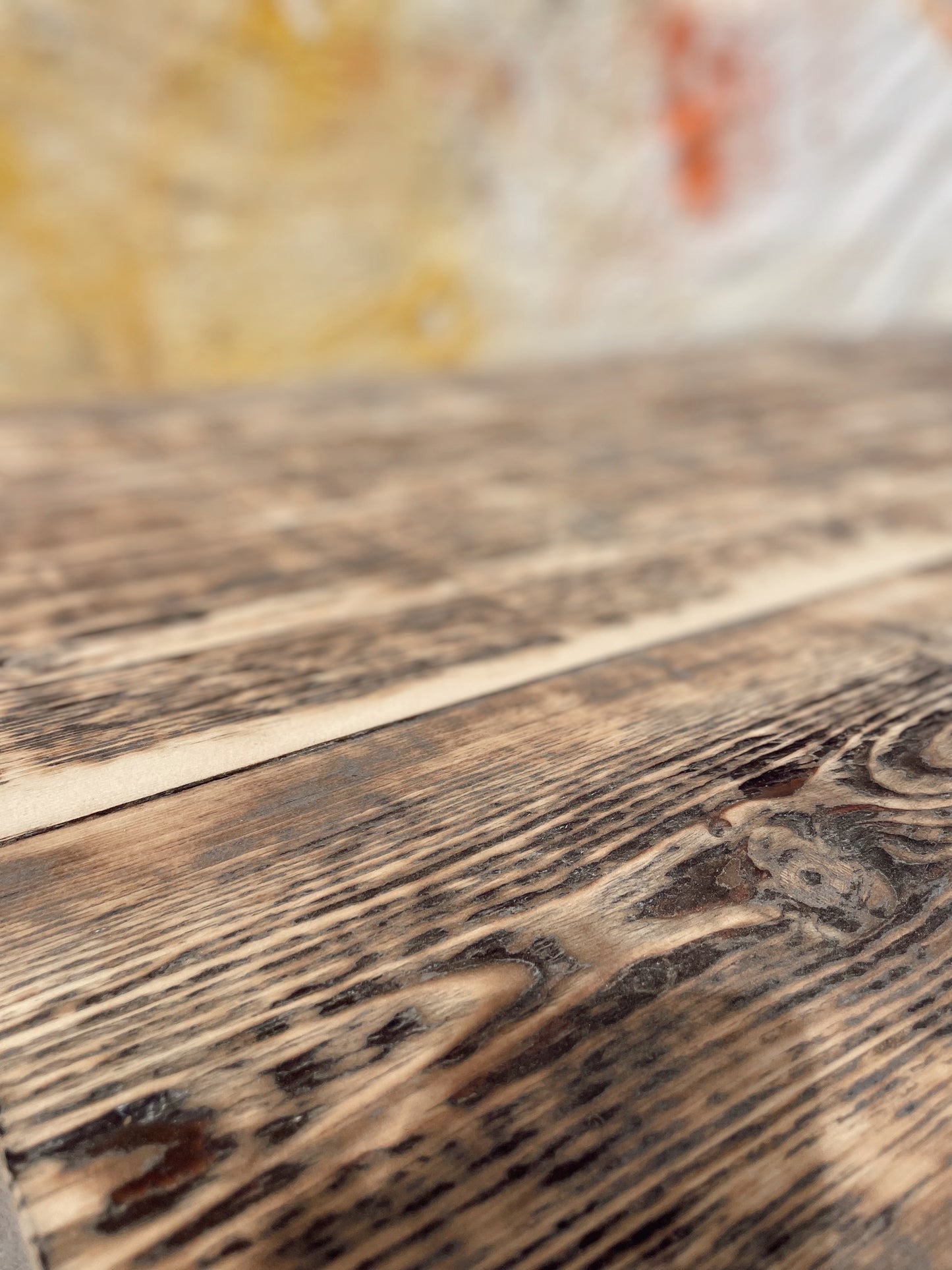 Table à manger vintage bois brut et piètement tourné blanc cassé