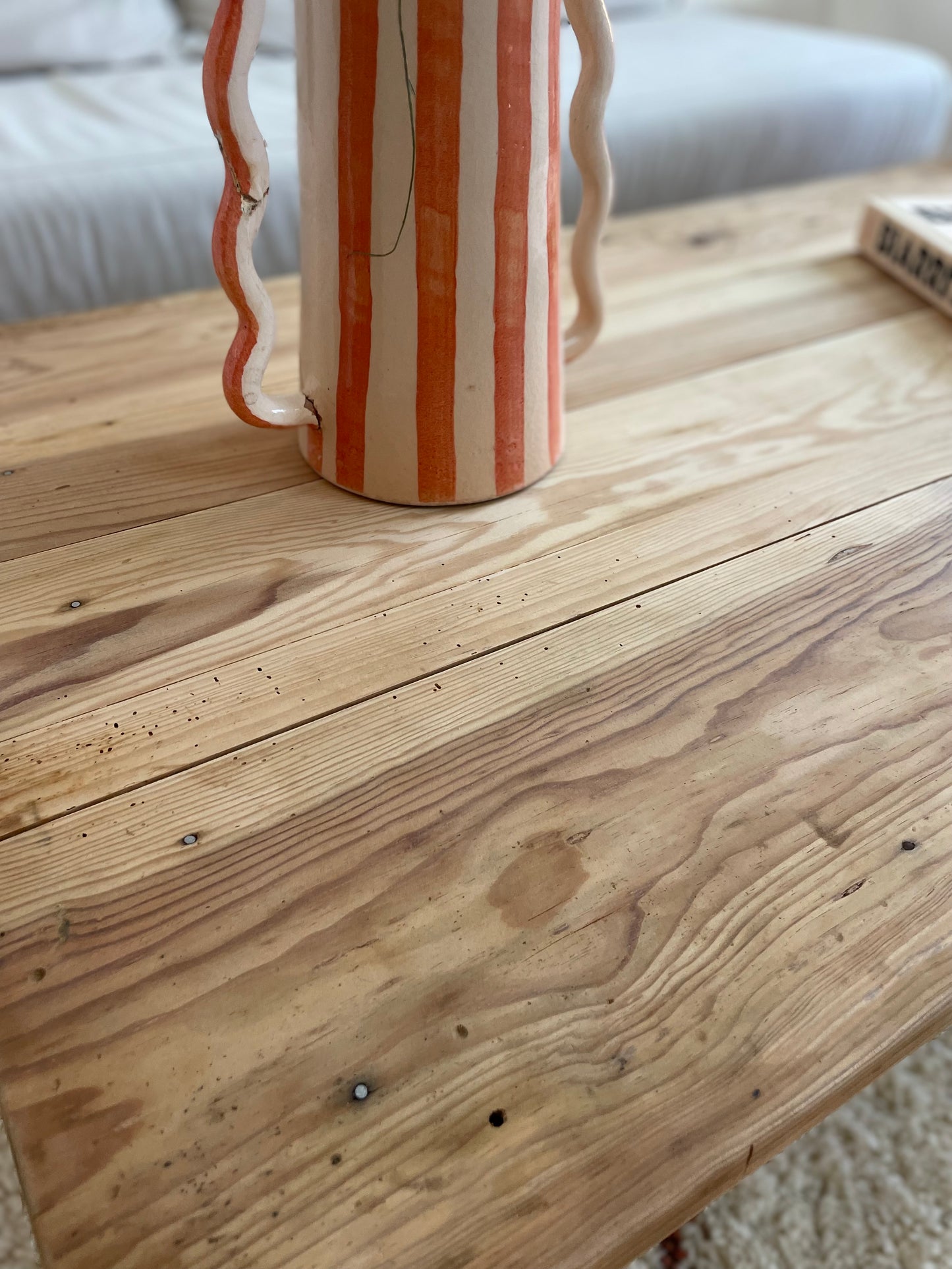Table basse ancienne en bois massif — meuble vintage rustique avec tiroir