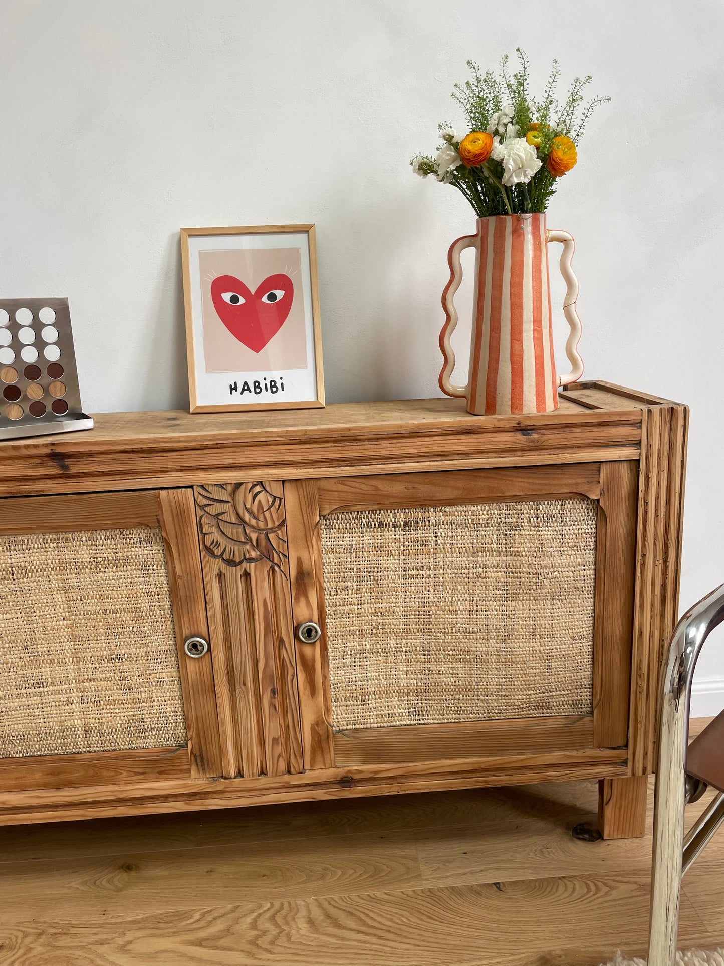 Buffet vintage en bois massif – portes en fibres naturelles (raphia & bananier)