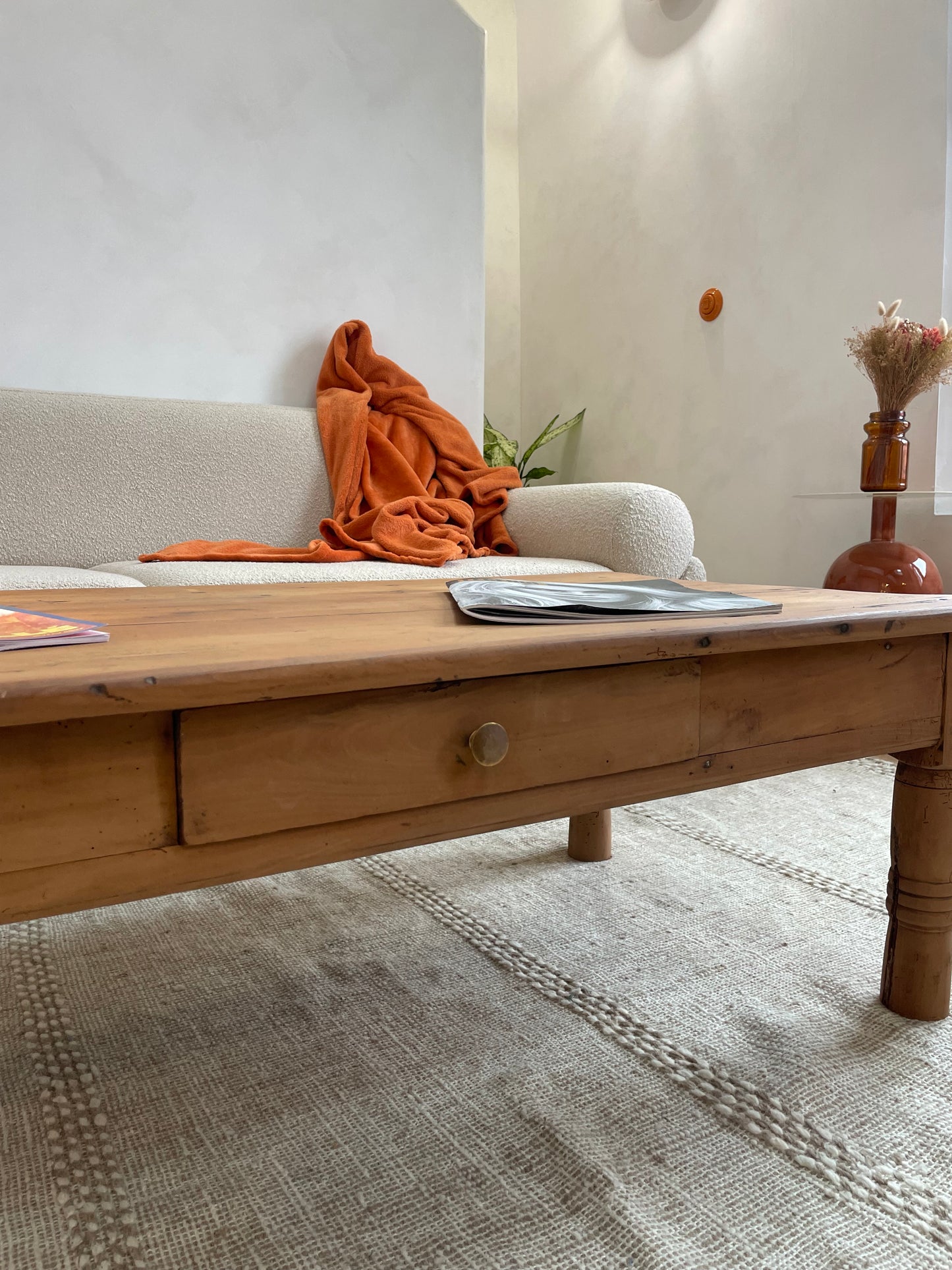 Table basse ancienne en bois massif – patine naturelle