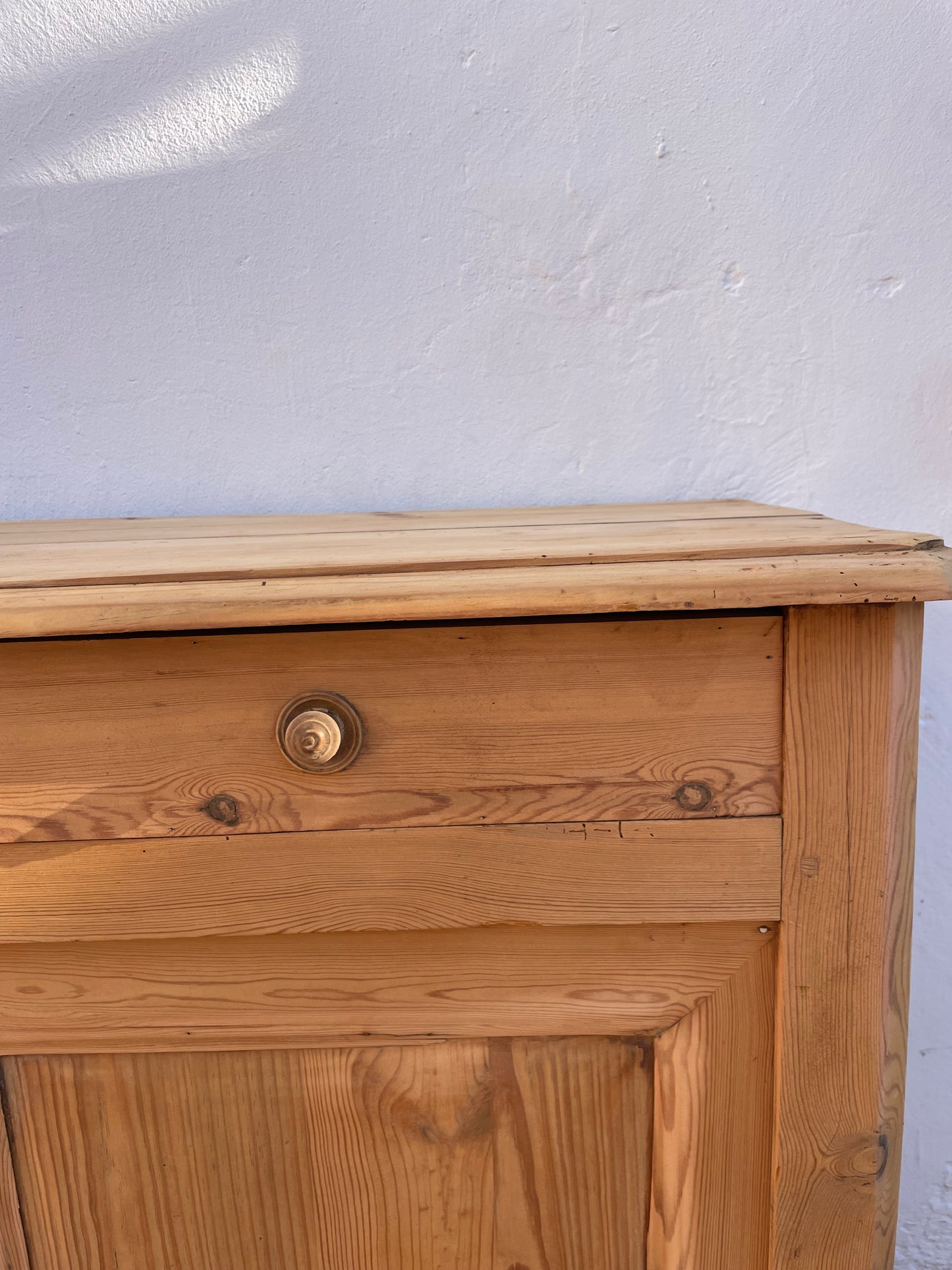 Buffet parisien ancien en bois massif – patine naturelle