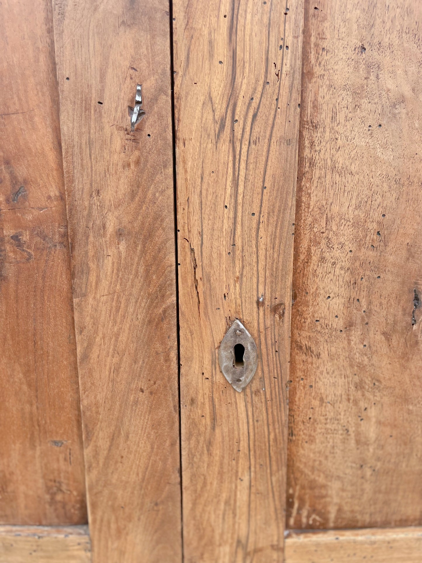 Armoire rustique vintage bois brut