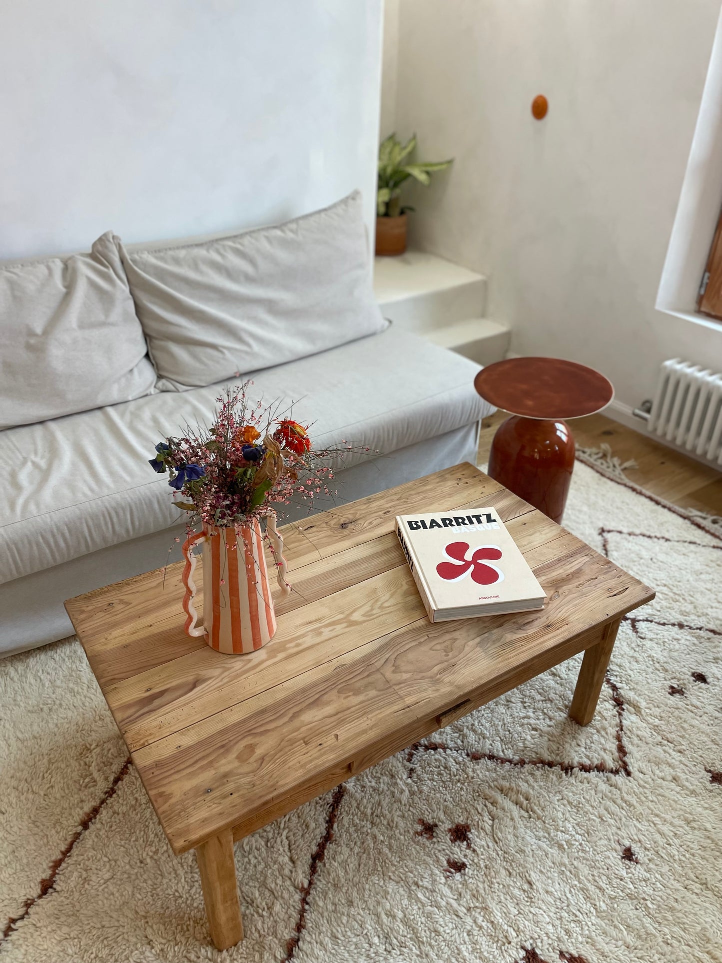 Table basse ancienne en bois massif — meuble vintage rustique avec tiroir