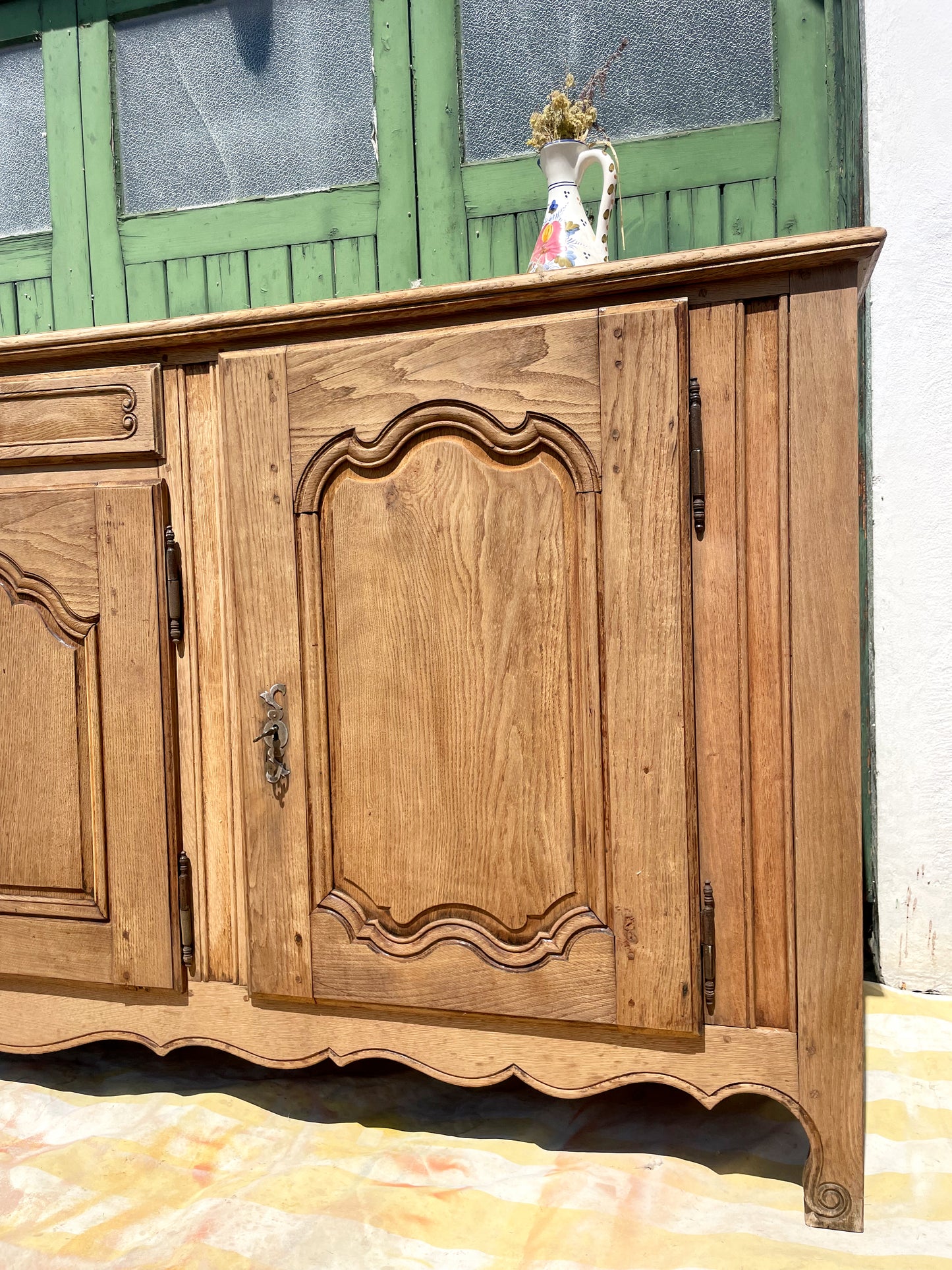 Grand buffet ancien en chêne décapé – charme authentique et esprit campagne chic