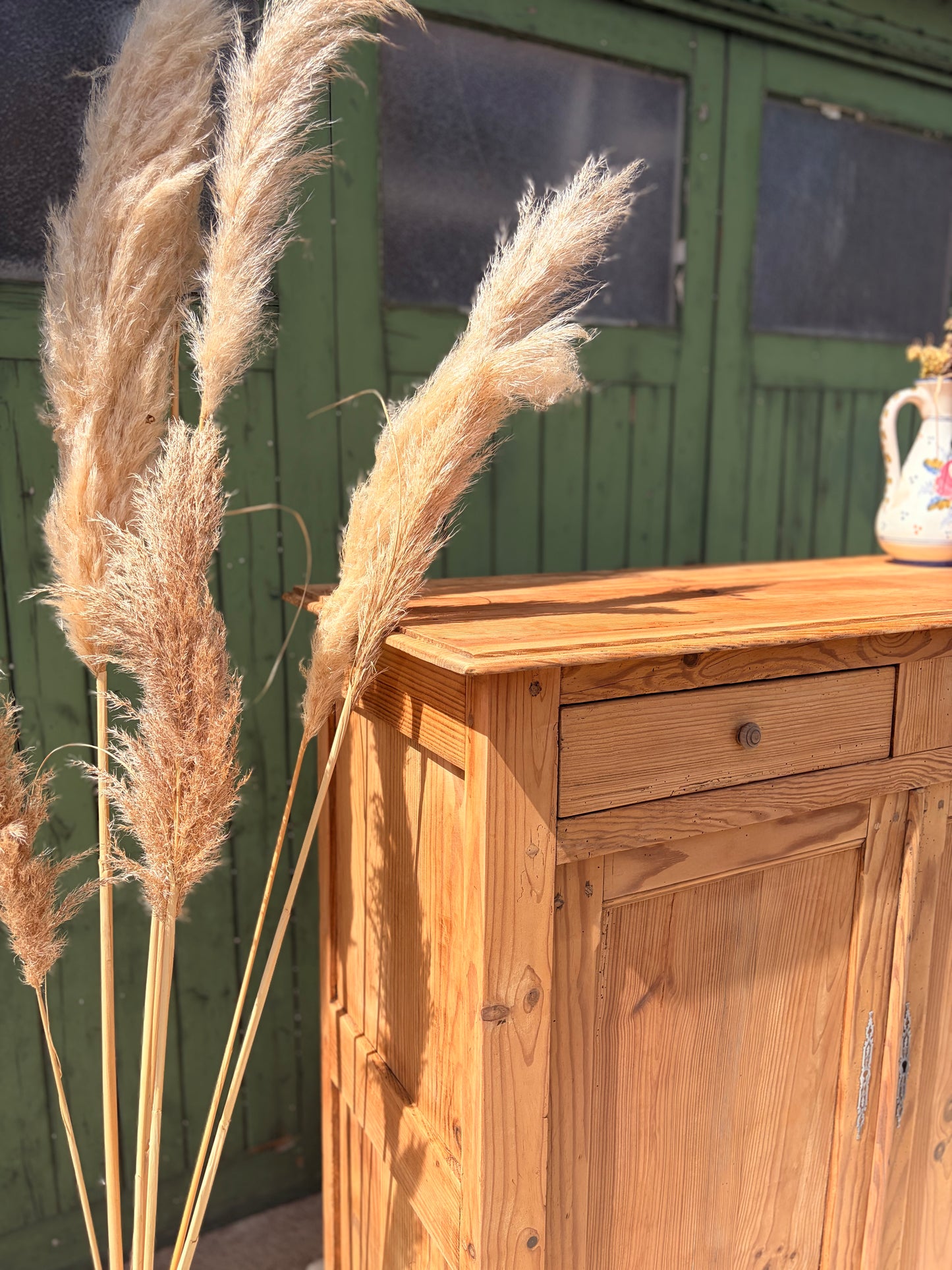 Buffet parisien vintage en bois brut décapé - 2 portes et 2 tiroirs