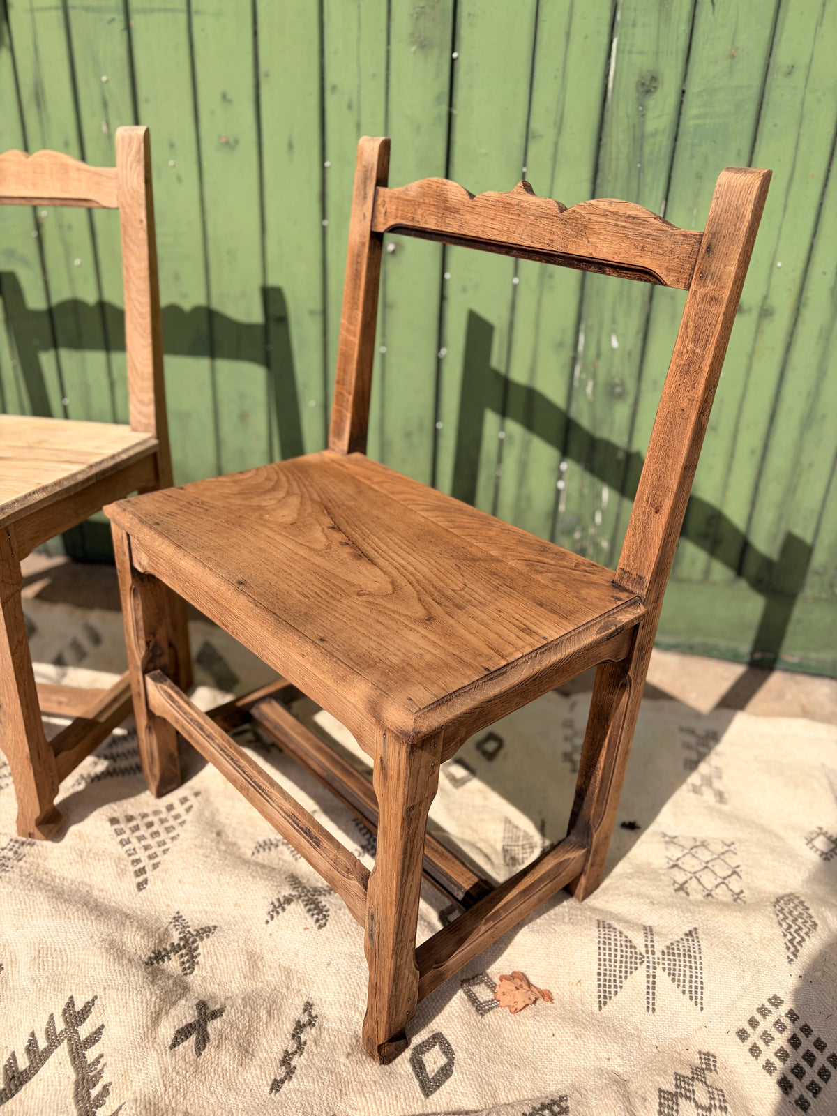 Paire de chaises de ferme anciennes en bois décapé
