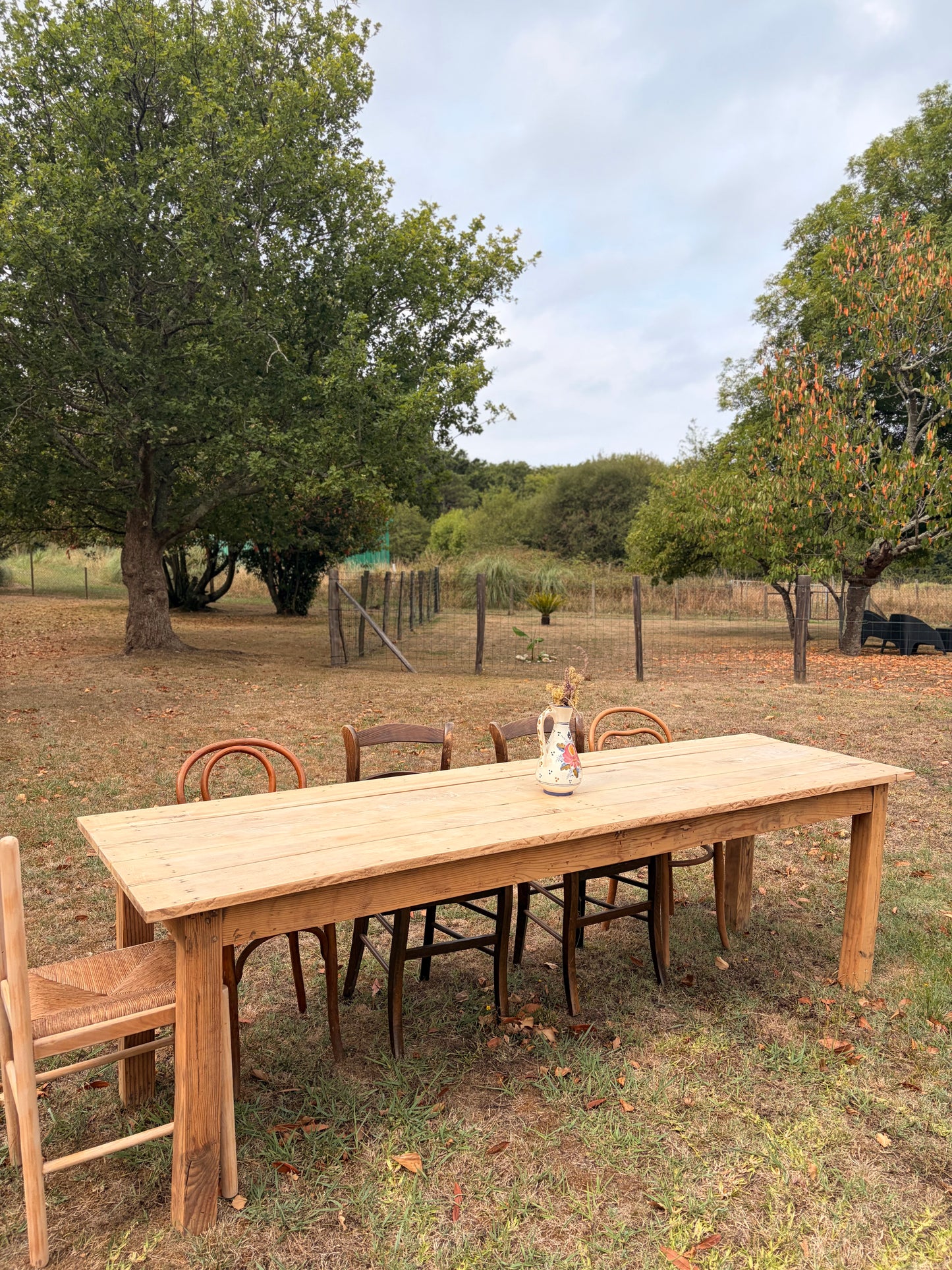 Grande table de ferme ancienne en bois massif 250 cm | Table de restaurant vintage – Pépiterie
