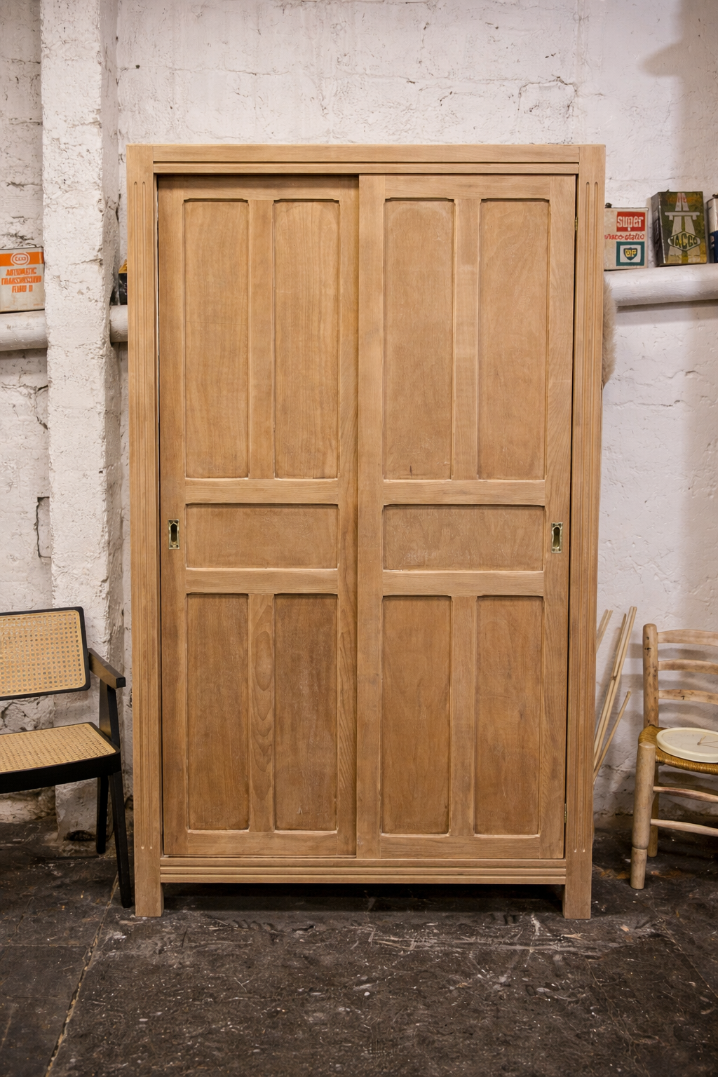 Armoire parisienne vintage en bois — années 50